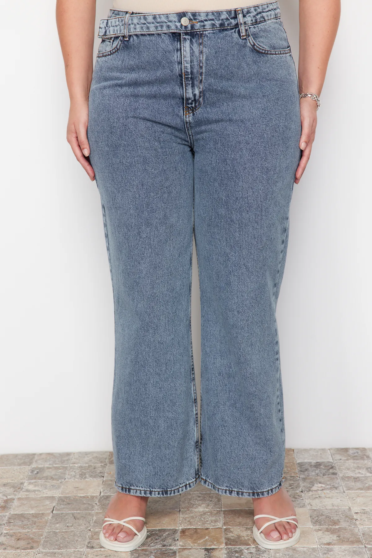 Trendyol Curve  Blaue, weit geschnittene Jeans TBBAW24CJ00008