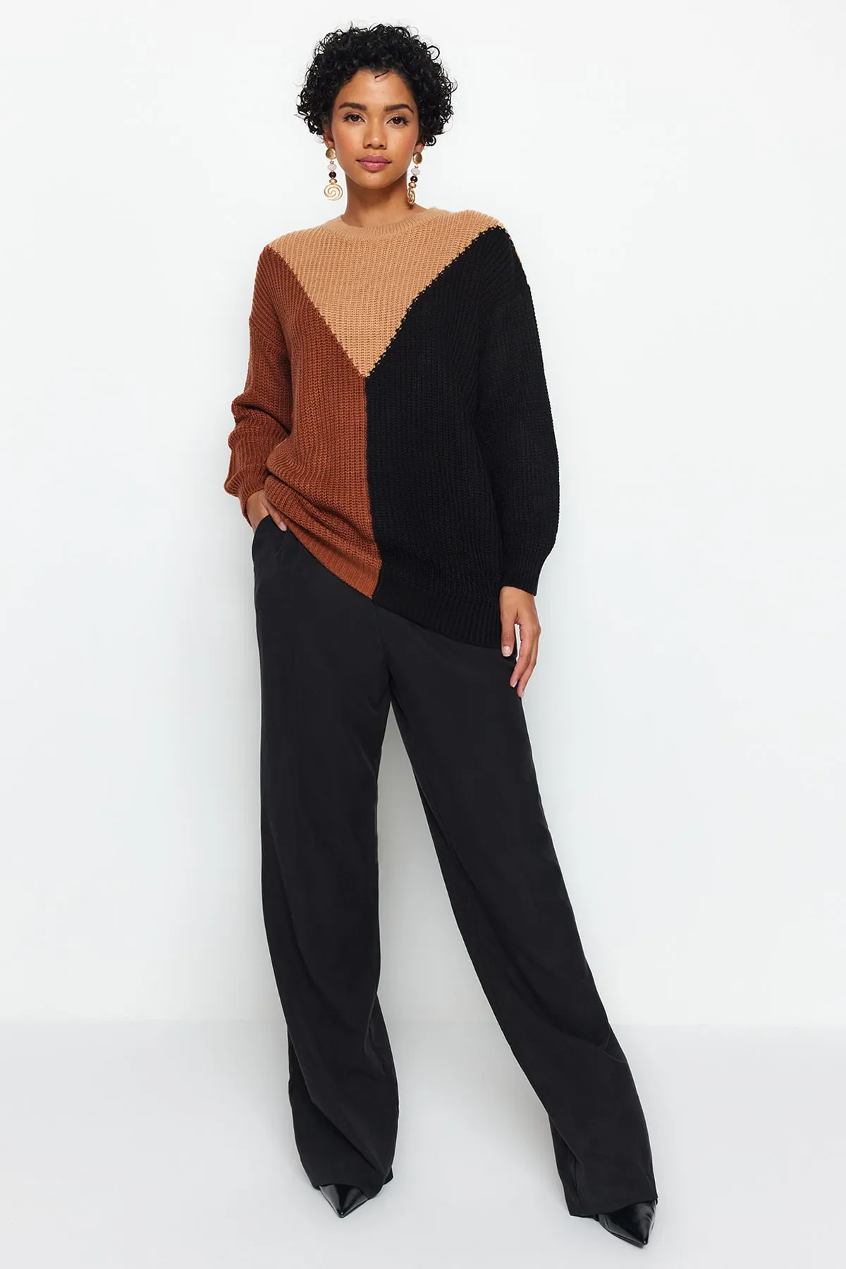 Trendyol Modest  Schwarzer Farbblock-Strickpullover von Selanik TCTAW24AK00153