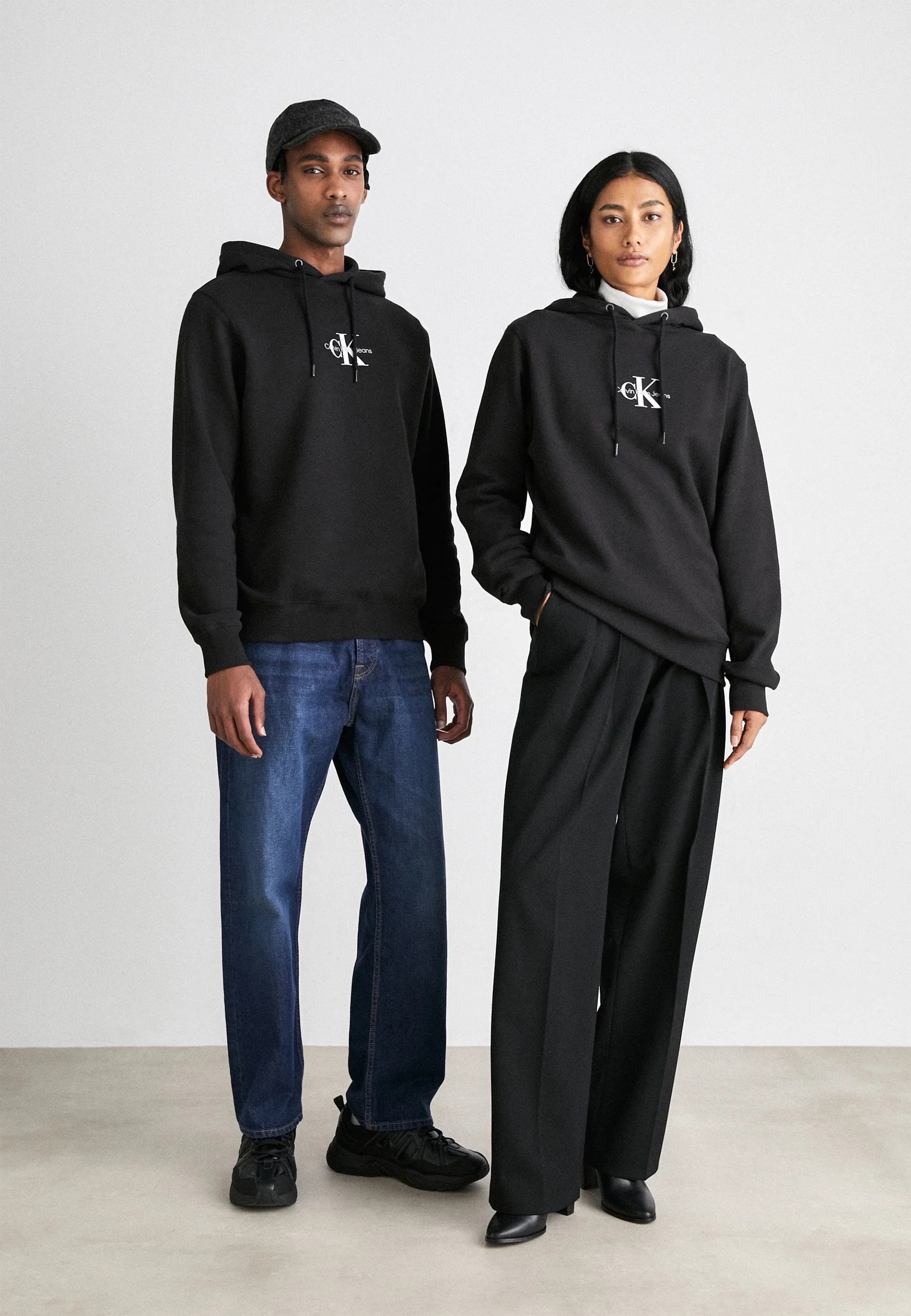 Sudadera con capucha Calvin Klein Jeans Regular Small Monólogo Unisex - Sudadera con capucha