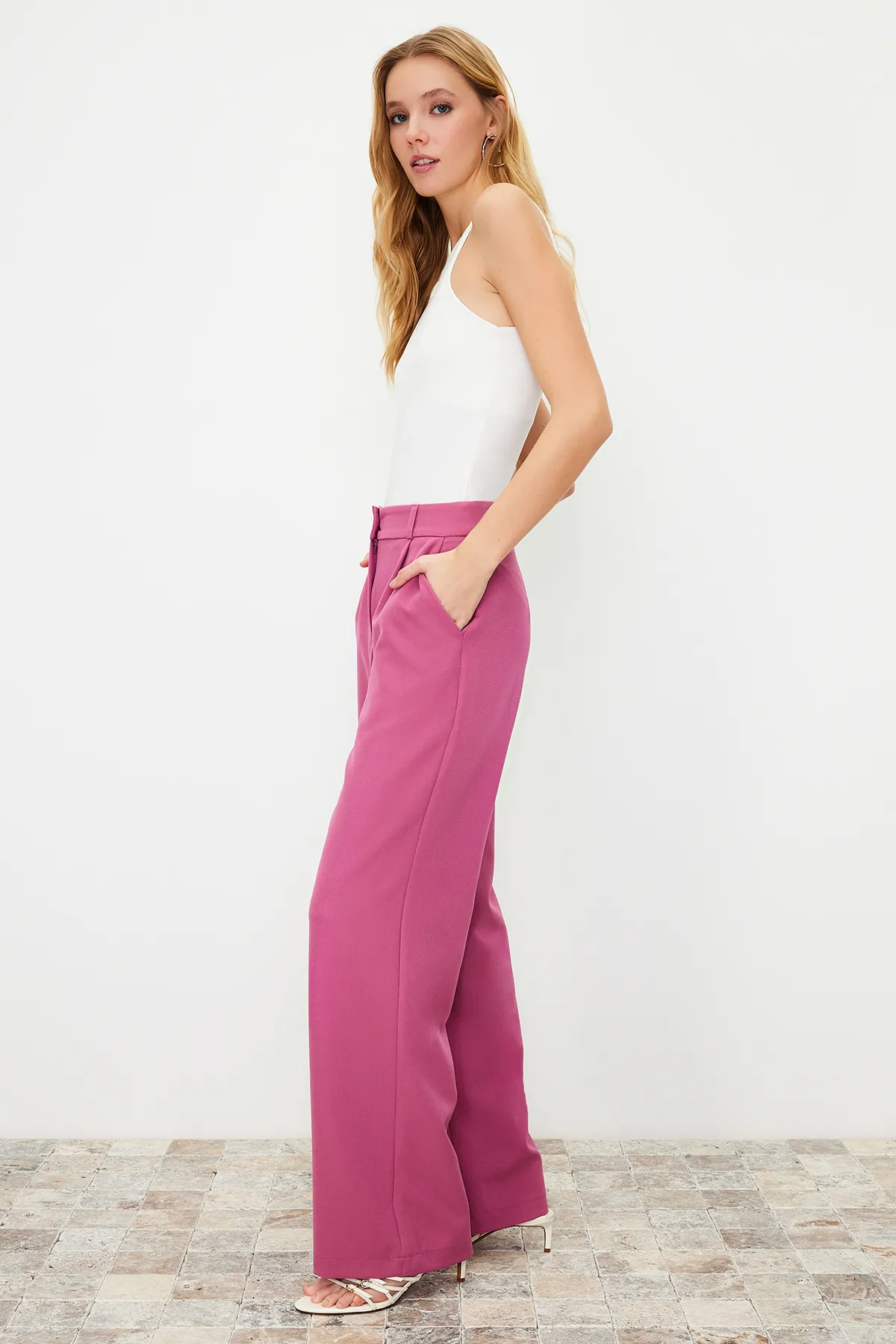 Trendyol Collection  Fuchsiafarbene, gewebte Hose mit hoher Taille und weitem Bein/Plissee mit weitem Bein TWOAW21PL0076