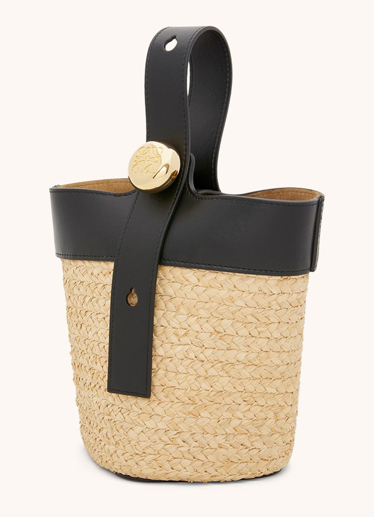 Geantă de umăr LOEWE Pebble Bucket Mini din rafie cu detalii din piele de vițel