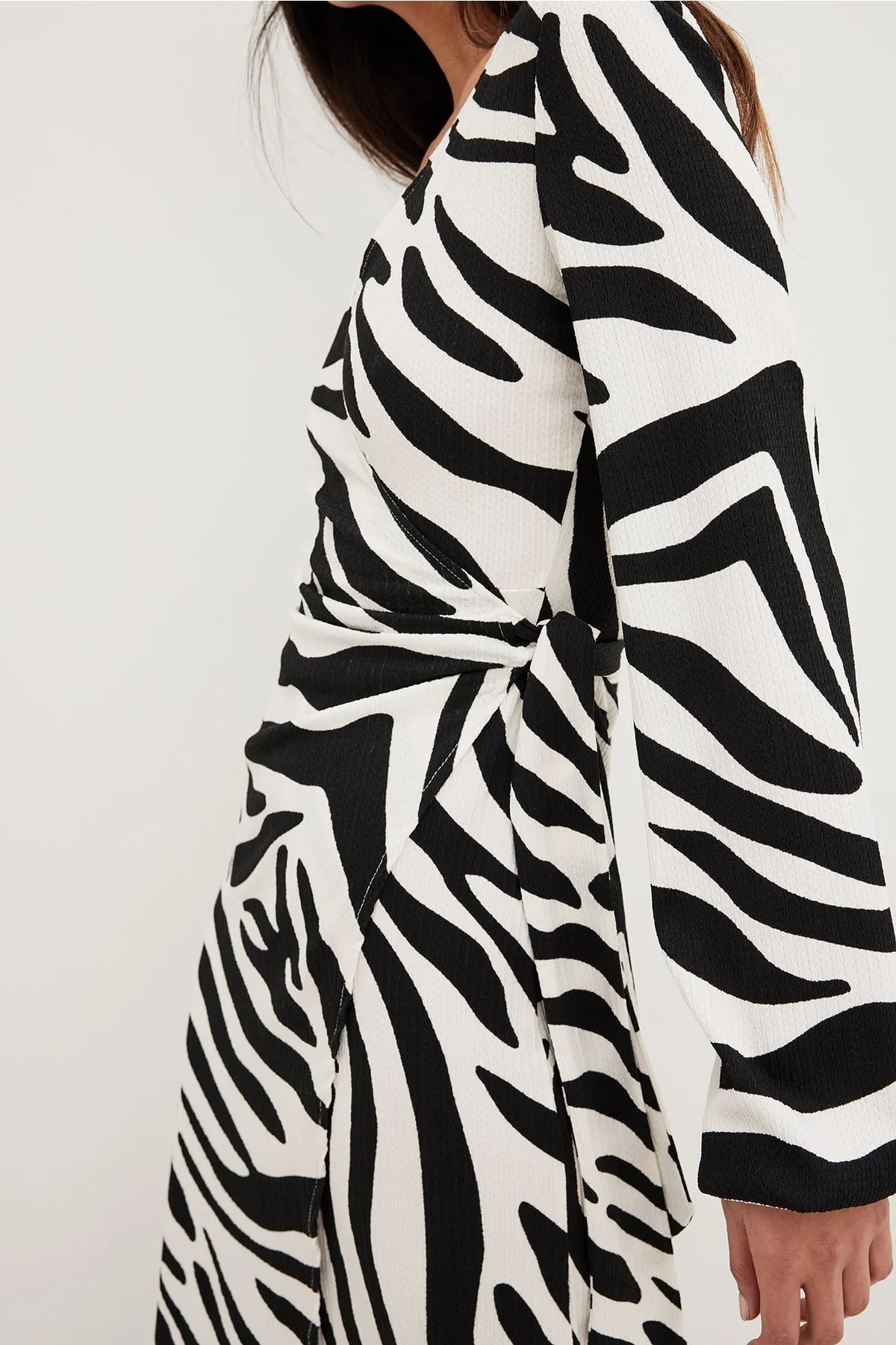 NA-KD  Strukturiertes Midi-Wickelkleid.