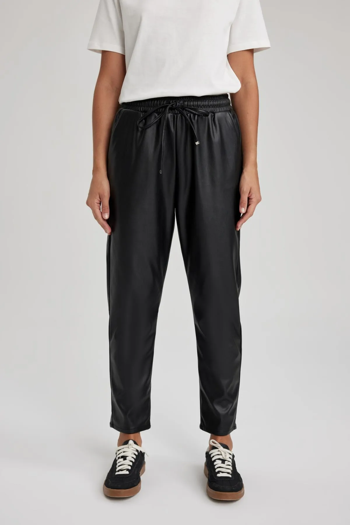 DeFacto  Hose aus Kunstleder mit hoher Taille und Joggertaschen