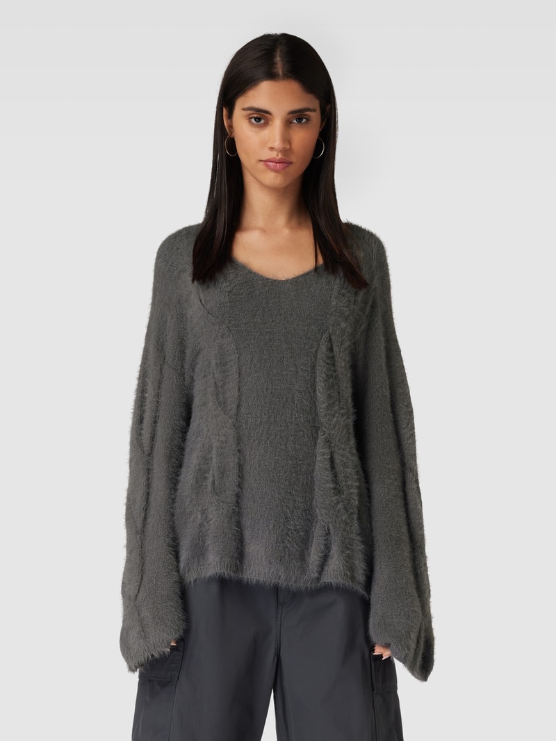 Strickpullover mit Zopfmuster in hellgrau