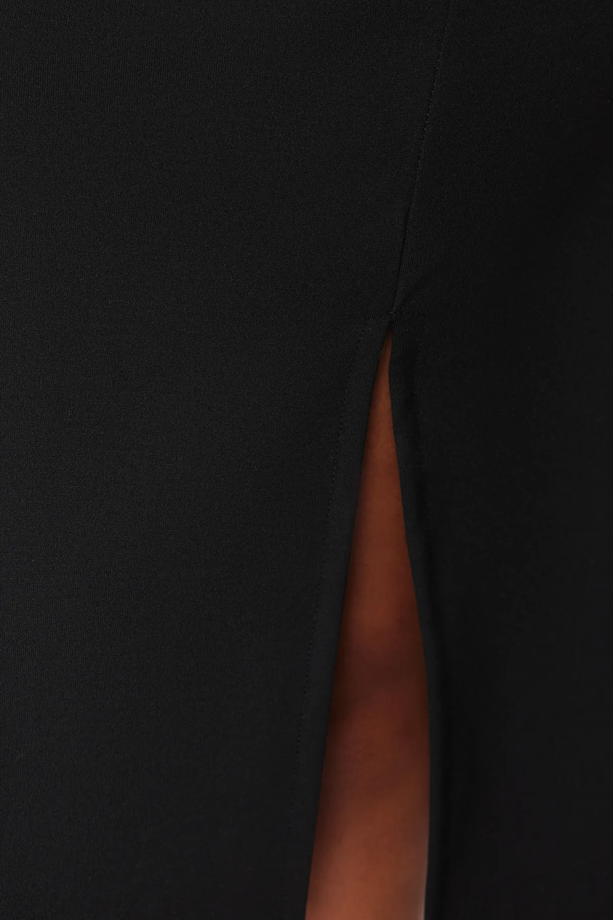 Trendyol Curve  Schwarzes Midi-Strickkleid mit Schlitzdetail TBBSS24AH00003