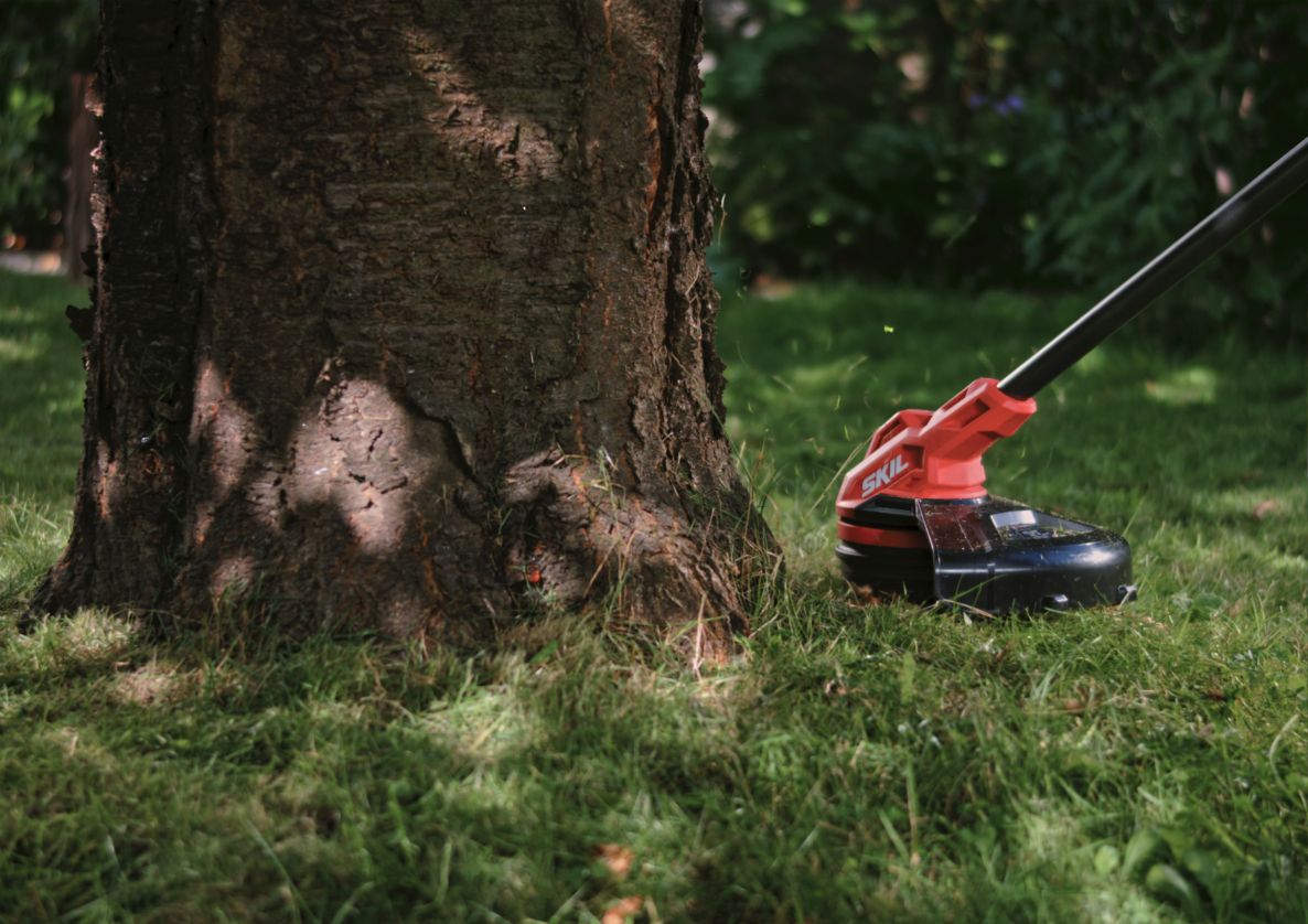 SKIL GT1E0250AB Strunová kosačka 33 cm 20 V bezkefová vrátane 4,0 Ah batérie a nabíjačky