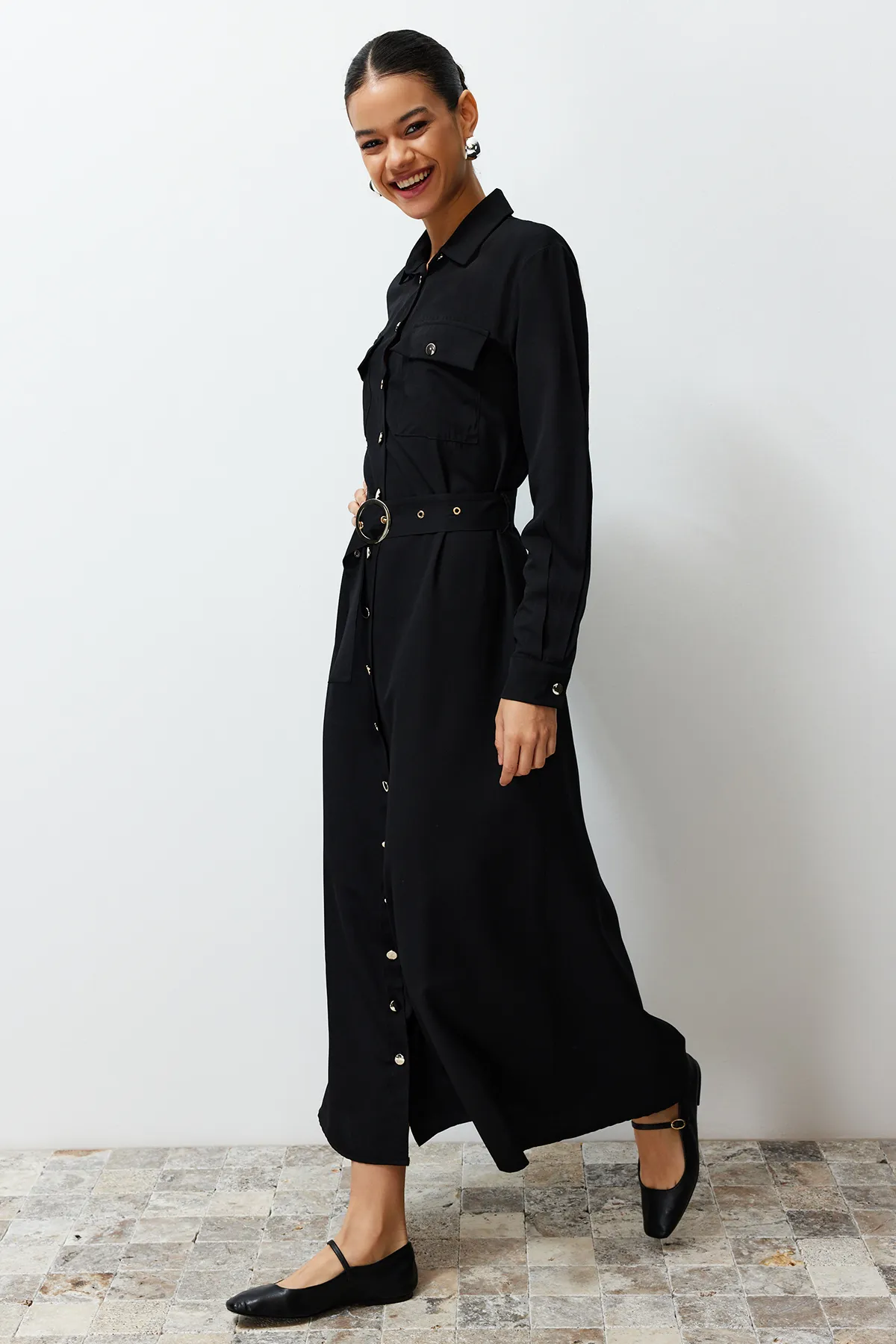 Trendyol Modest  Schwarzes, gewebtes Hemdblusenkleid mit goldenen Knöpfen TCTSS24EB00132
