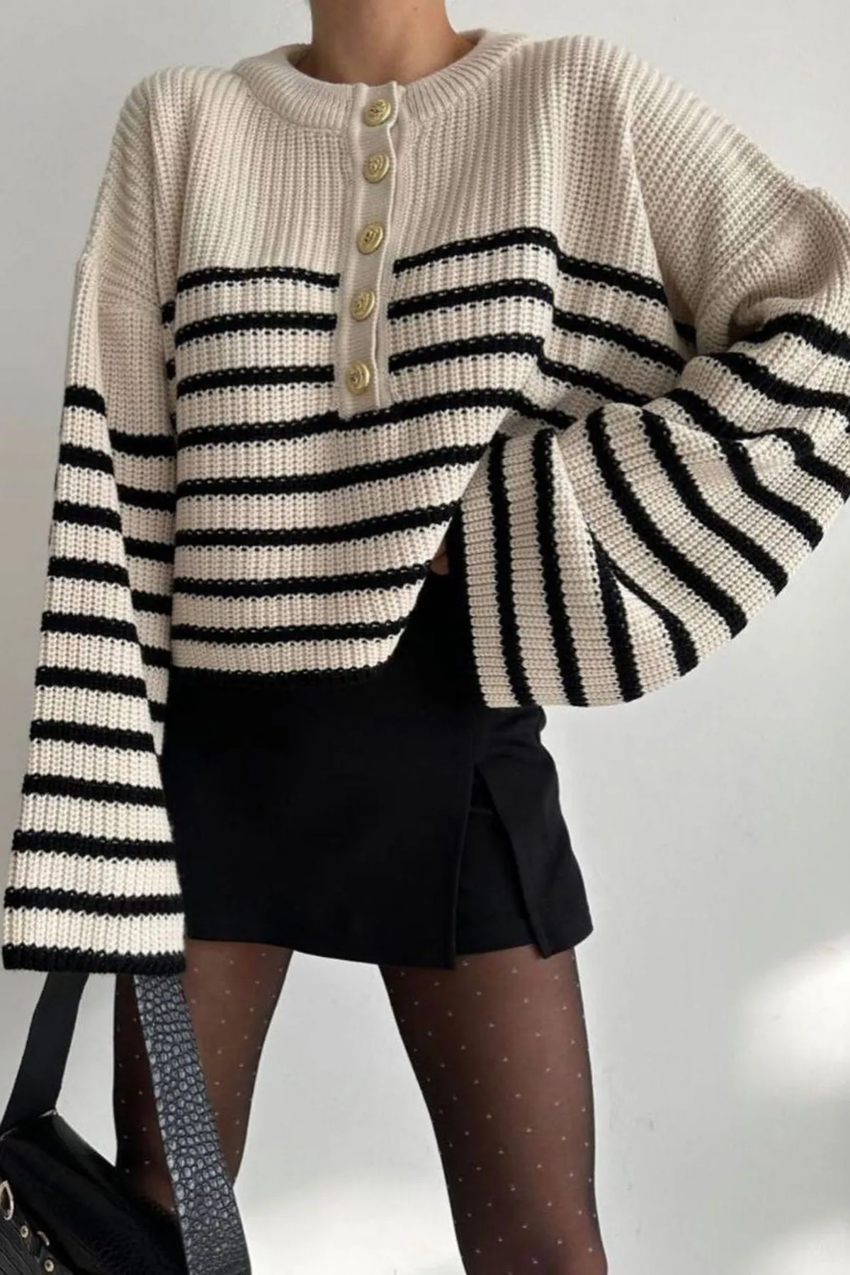 Madmext  Beigefarbener Damen-Strickpullover mit Rundhalsausschnitt vorne und goldenen Knöpfen, gestreift, Mg1647