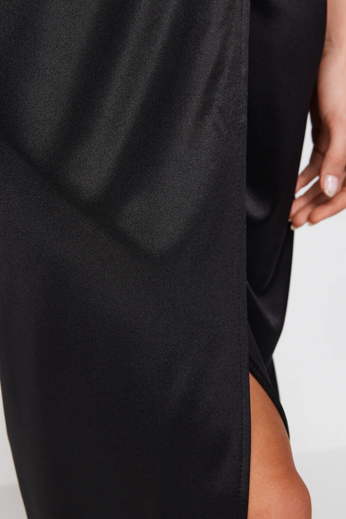 Trendyol Collection  Schwarzes drapiertes Wickelkleid aus Satin TPRSS24EL00054
