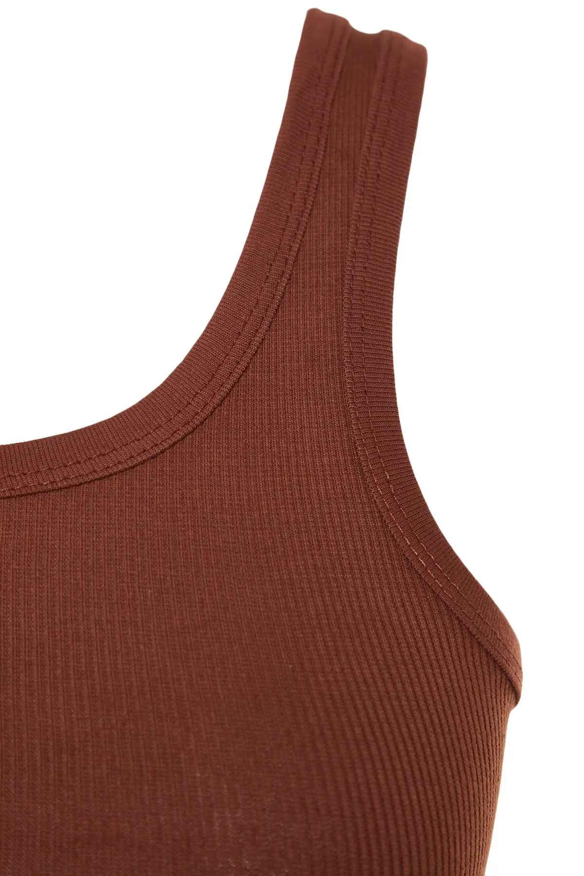 Trendyol Collection  Braunes tailliertes/tailliertes Unterhemd aus gerippter Baumwolle mit kurzem Poolkragen und flexiblem Strick TWOSS23AL00052