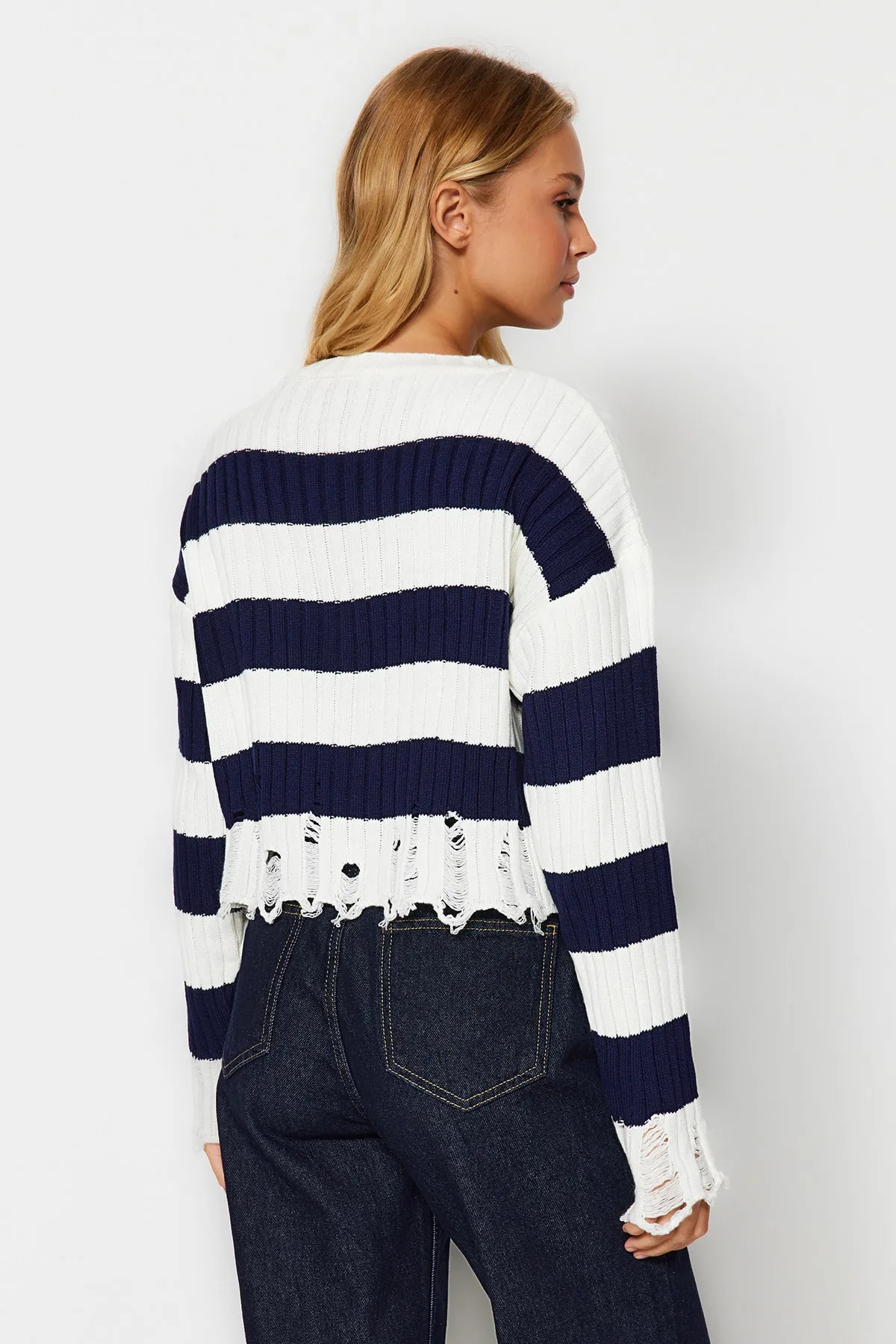 Trendyol Collection  Ecrufarbener, kurzer Strickpullover mit weiter Passform TWOAW24KZ00905