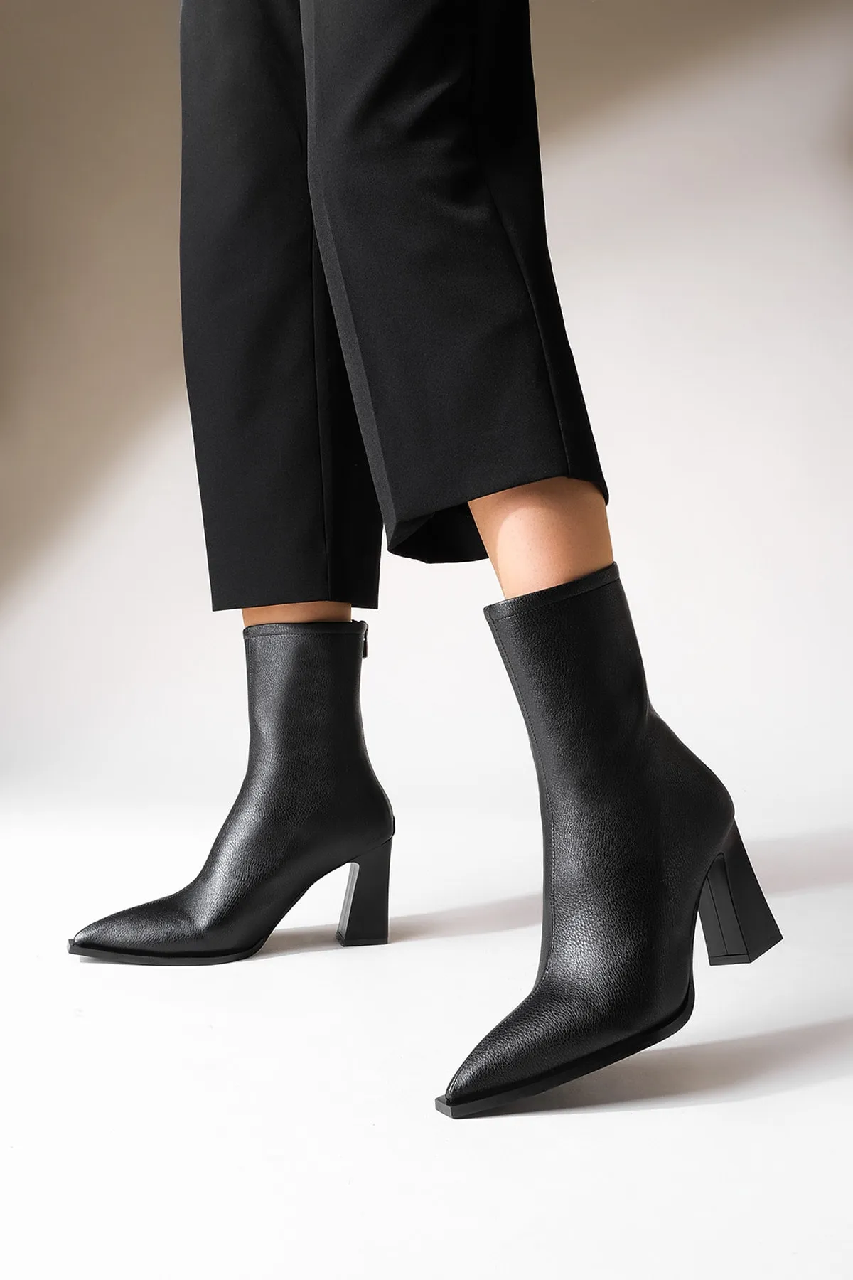 Marjin  Damenstiefel mit Absatz, spitzer Zehenbereich, Reißverschluss hinten, dicker Absatz, Kikas schwarz