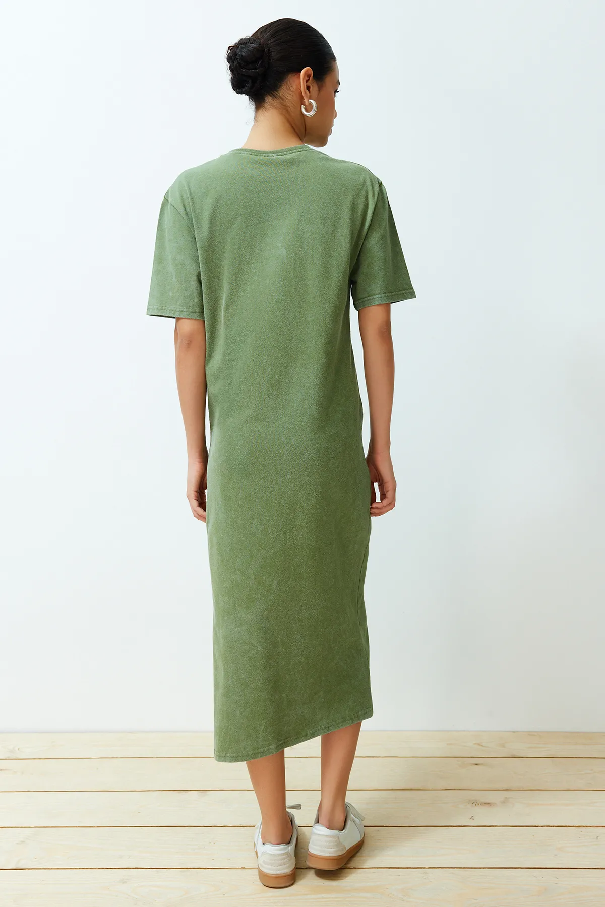 Trendyol Collection  Khakifarbenes, 100 % Baumwolle, geschlitztes Etuikleid/bequemes Strick-T-Shirt-Kleid mit Antik-EffektTWOSS24EL00140