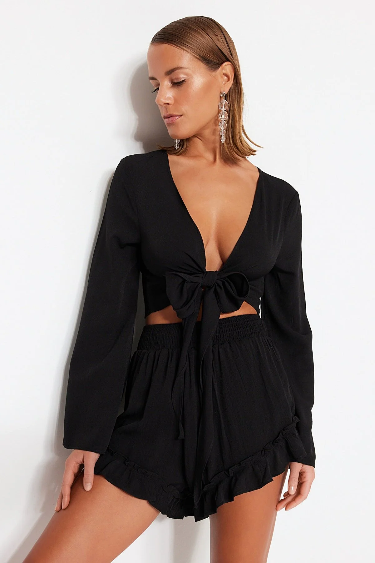 Trendyol Collection  Schwarzes Set aus gewebter Rüschenbluse und Shorts TBESS23AU00027