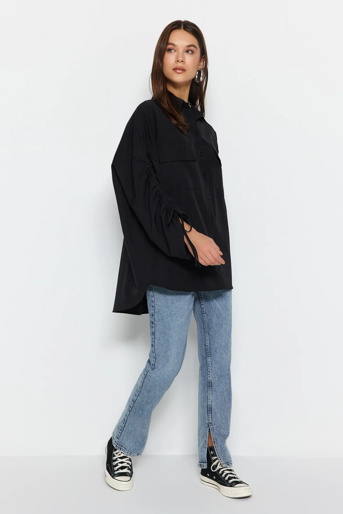 Trendyol Modest  Schwarzes Hemd aus gewebter Baumwolle mit verstellbaren Ärmeln und Raffung, TCTSS23TG00011