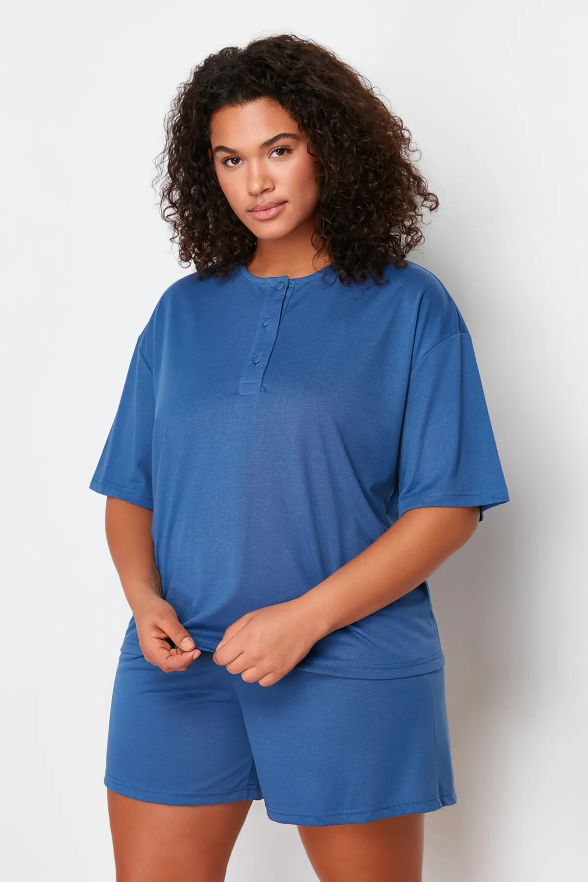 Trendyol Curve  Marineblaues Pyjama-Set aus Strick mit Rundhalsausschnitt TBBSS24AI00011
