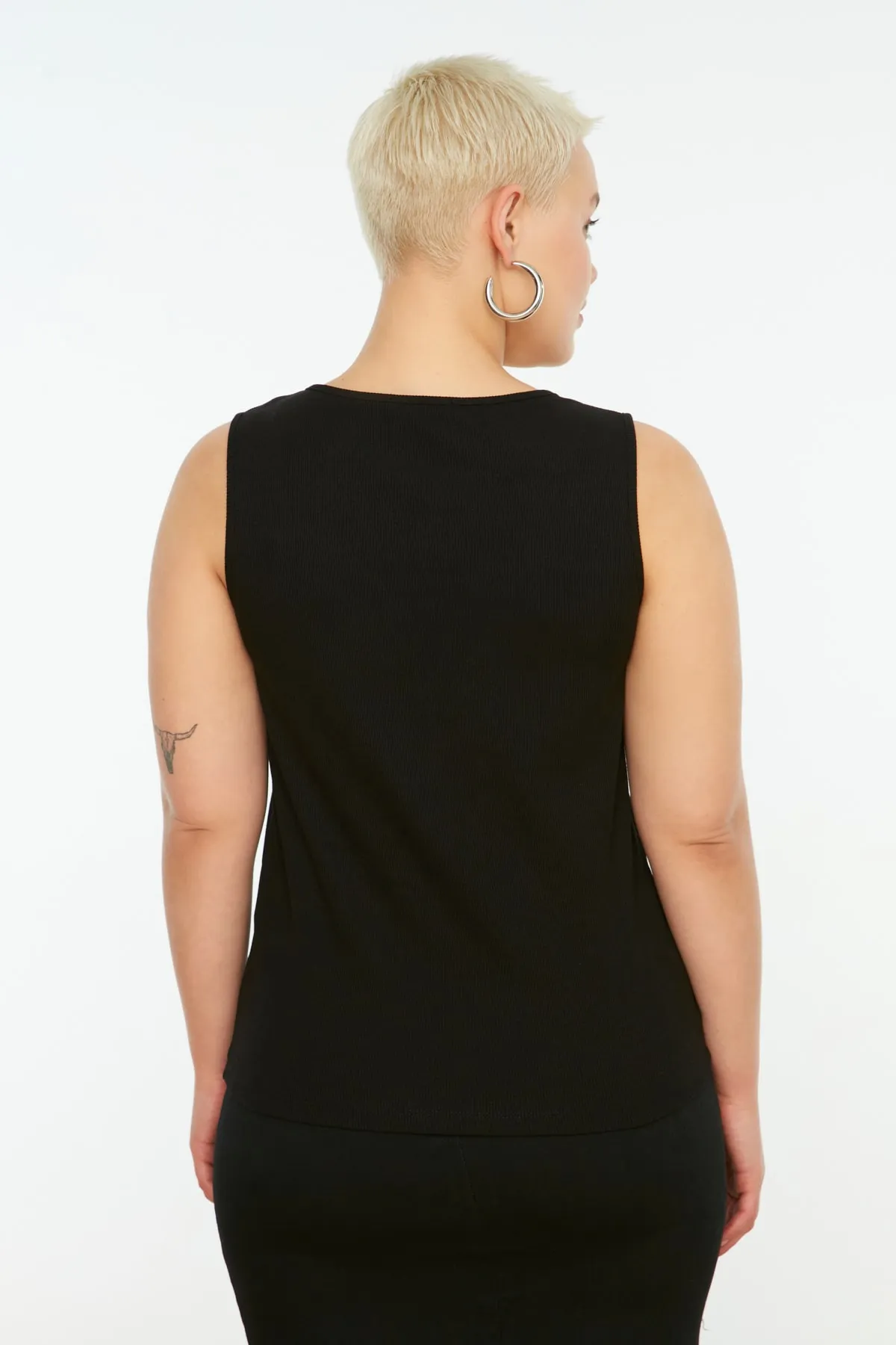 Trendyol Curve  Schwarz-weißes, schnurgebundenes Basic-Tanktop mit quadratischem Kragen im 2er-Pack TBBSS22AL0024