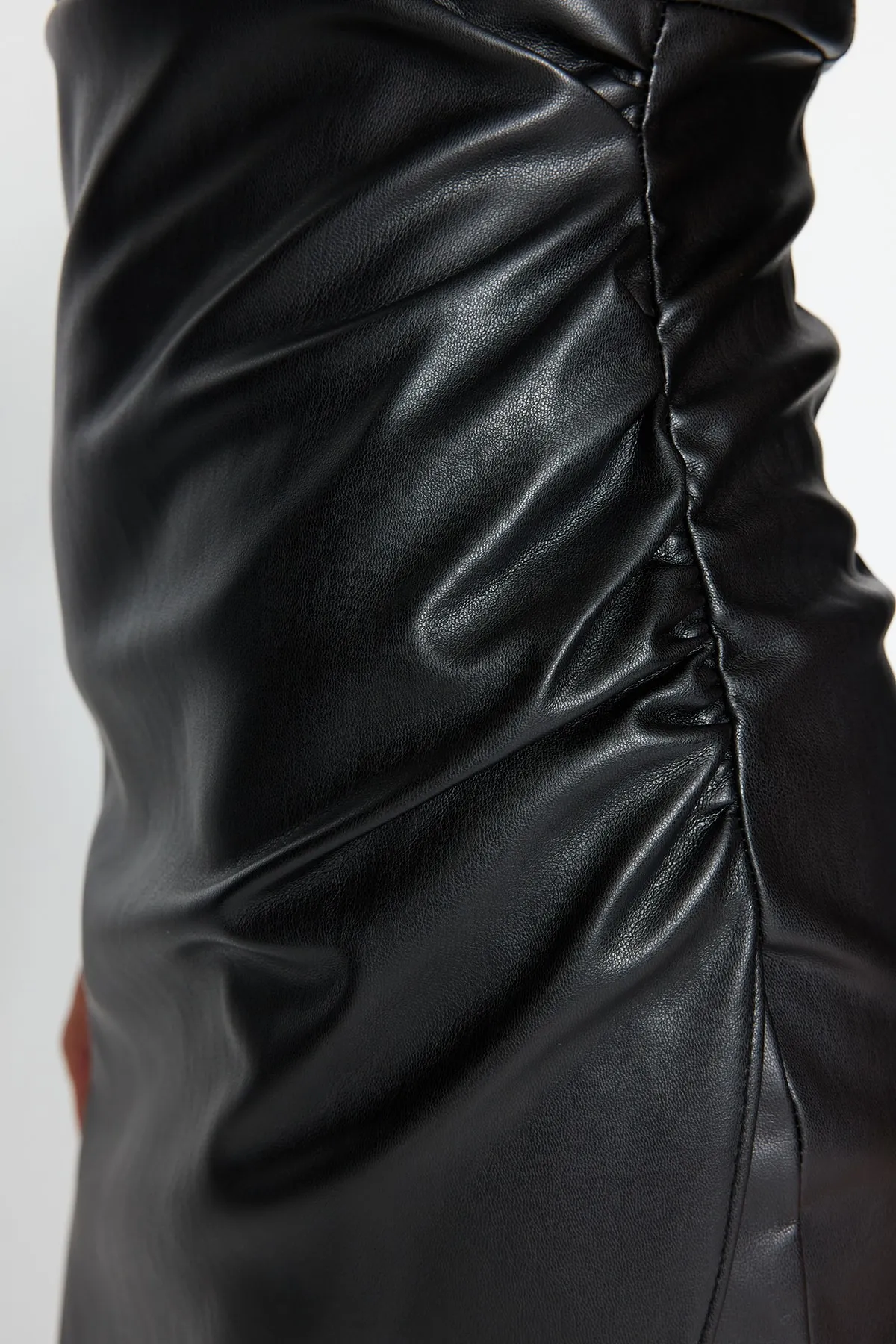 Trendyol Collection  Schwarzes, trägerloses, gewebtes Minikleid aus Kunstleder TWOAW24EL00315
