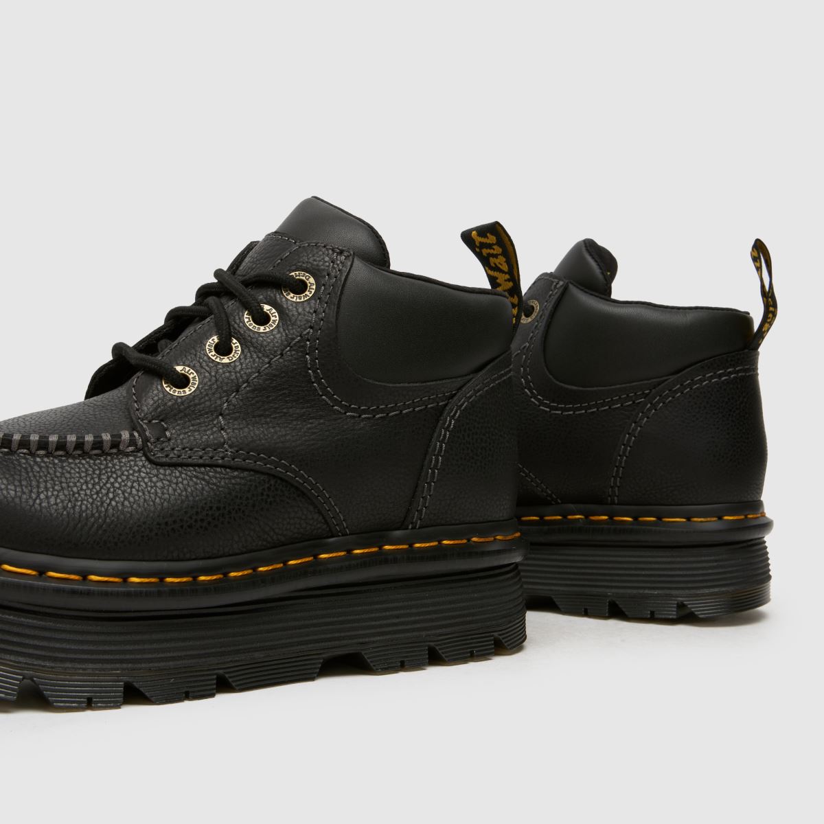 Dr. Martens škornji zebzag s 4 luknjami v črni barvi
