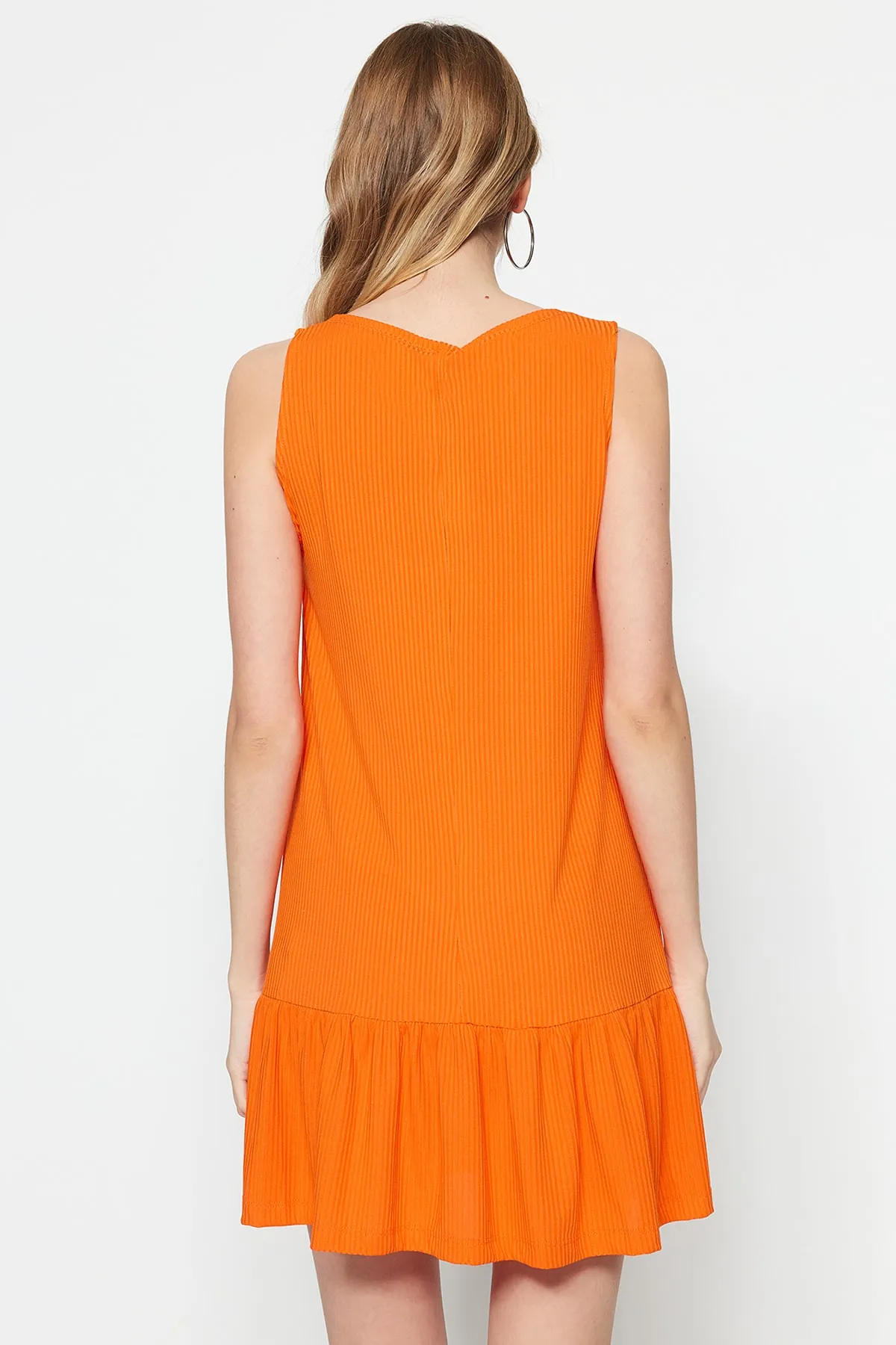 Trendyol Collection  Orangefarbenes Etuikleid mit Volants und geradem, geripptem Mini-Strickkleid mit Nullärmeln TWOSS22EL0794