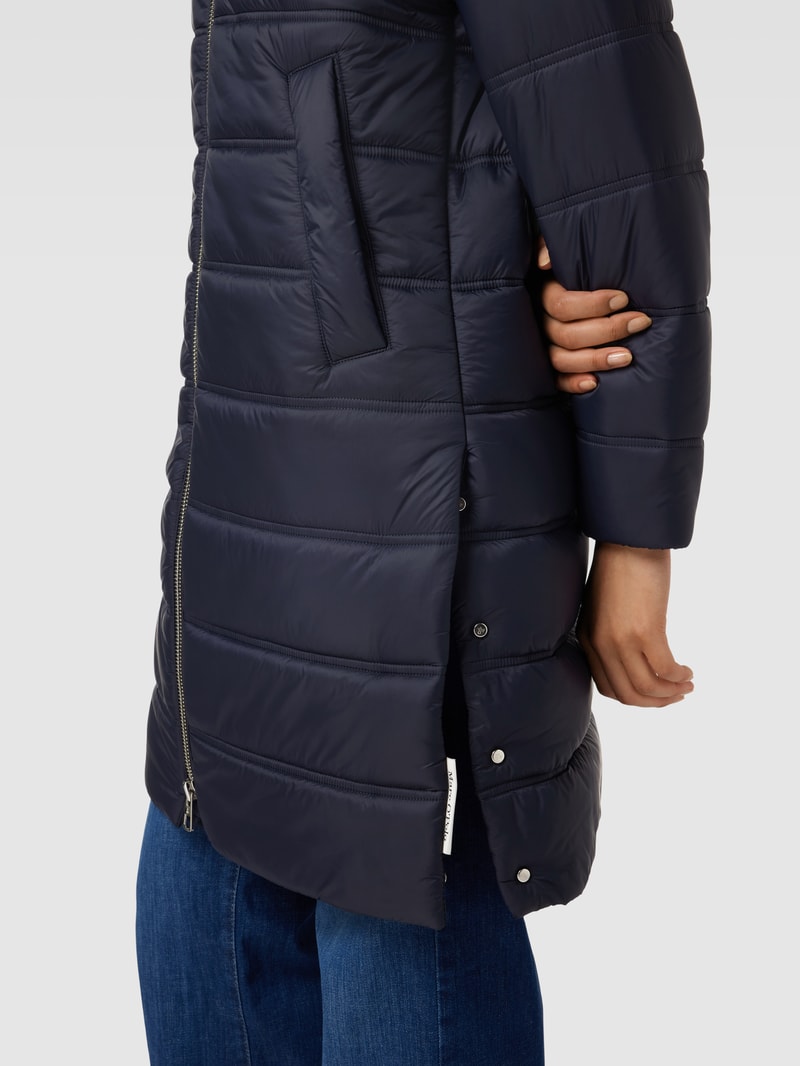 Steppmantel mit Kapuze in marineblau