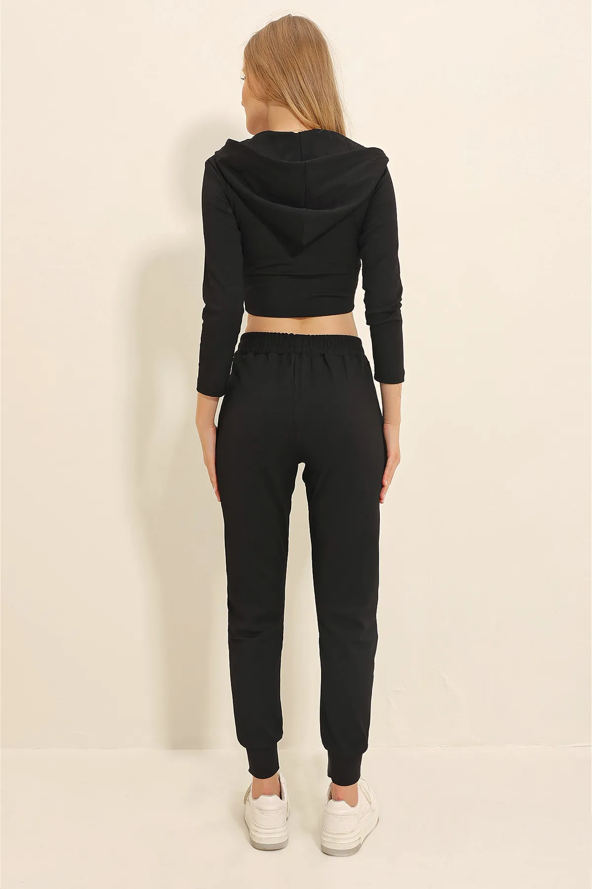 Trend Alaçatı Stili  Schwarzer Damen-Trainingsanzug mit Kapuze, Reißverschluss und Cord-Trainingsanzug mit zwei Taschen ALC-X11428