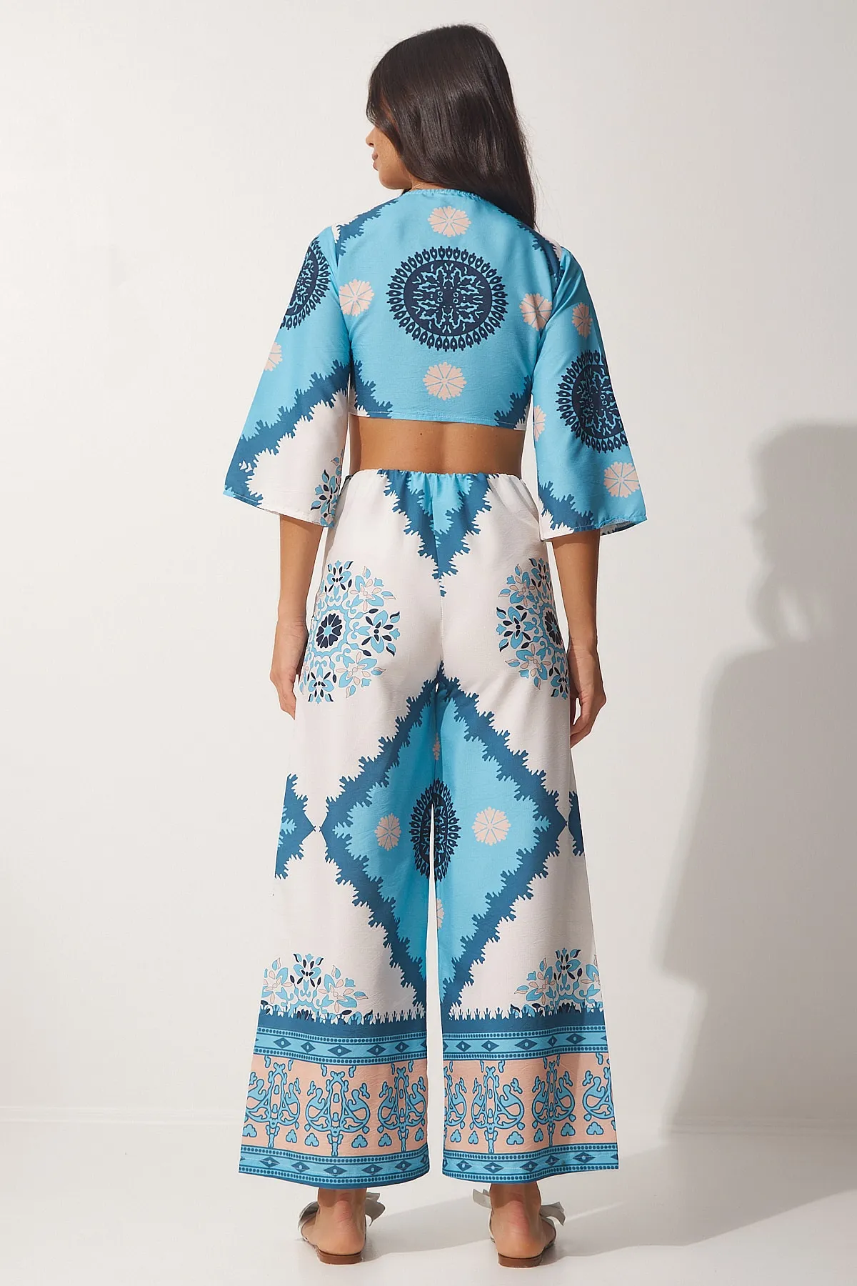 Happiness İstanbul  Hellblaues gemustertes Sommer-Bluse-Hosen-Set für Damen DM00131