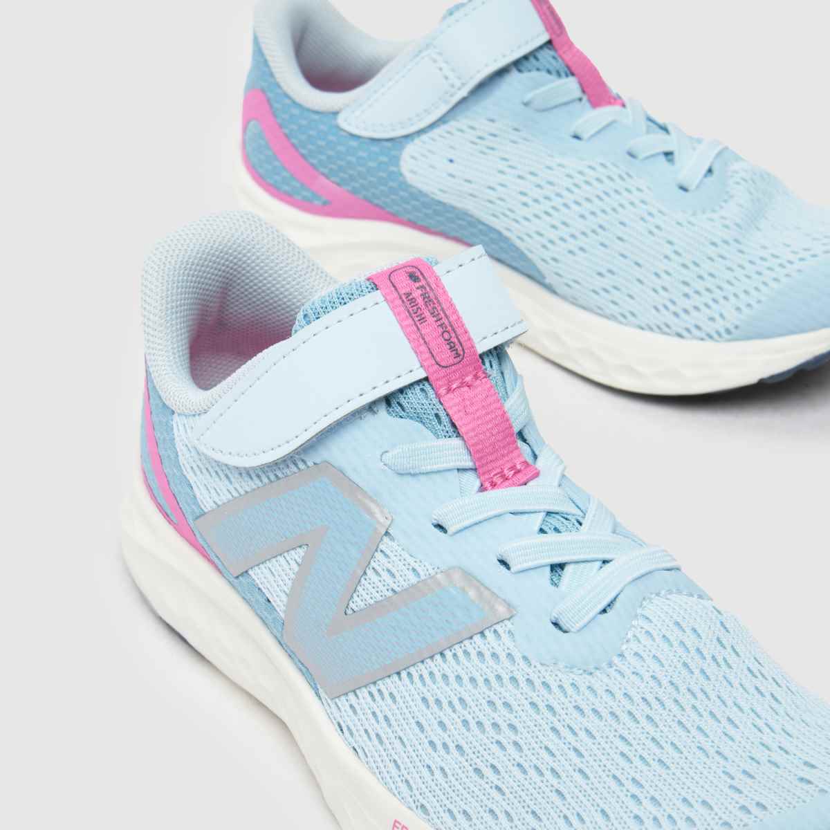 New Balance vita & flerfärgade blå Fresh Foam Arishi v4 Junior träningsskor