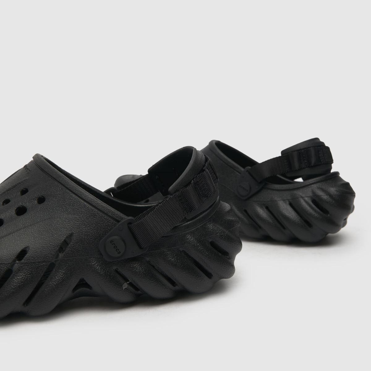 Crocs sandali Echo Clog v črni barvi