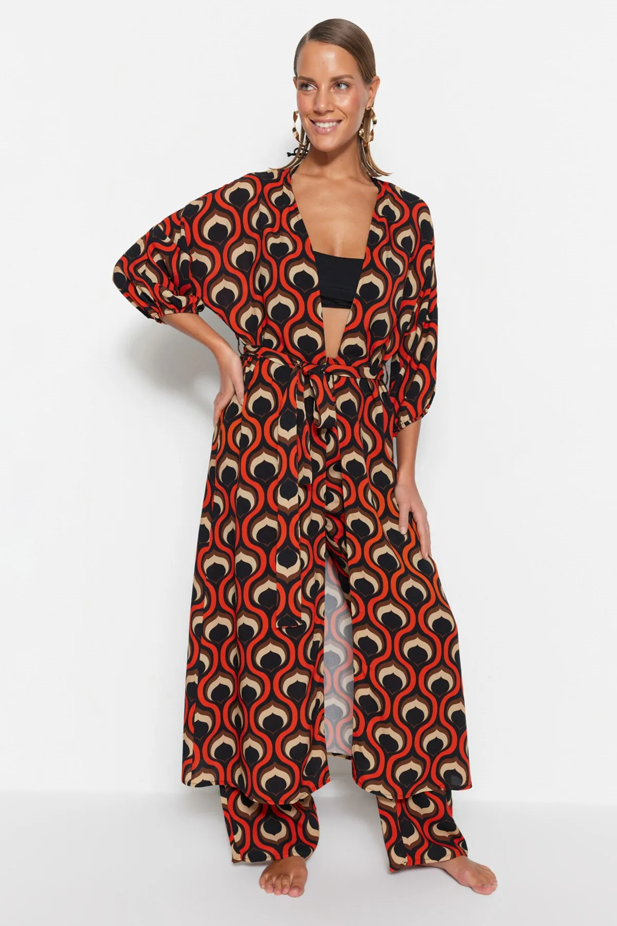 Trendyol Collection  Gewebter Maxi-Kimono und Kaftan mit geometrischem Muster, Gürtel und Ballonärmeln TBESS23KM00046