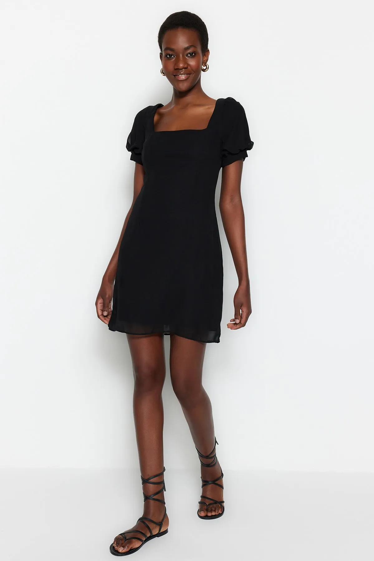 Trendyol Collection  Schwarzes, gerade geschnittenes, gewebtes Mini-Kleid mit Chiffon-Futter und quadratischem Kragen TWOSS23EL00457