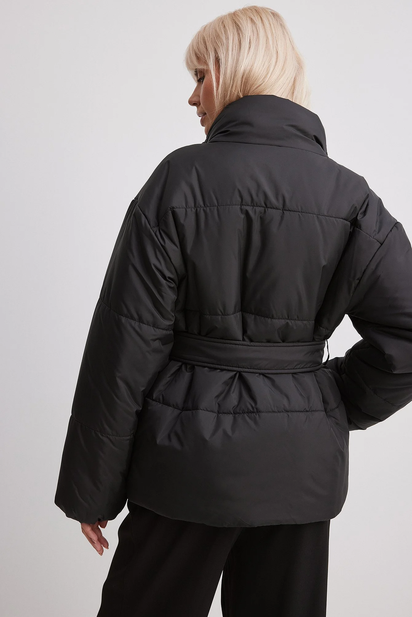 Kurze, gefütterte Jacke mit Gürtel