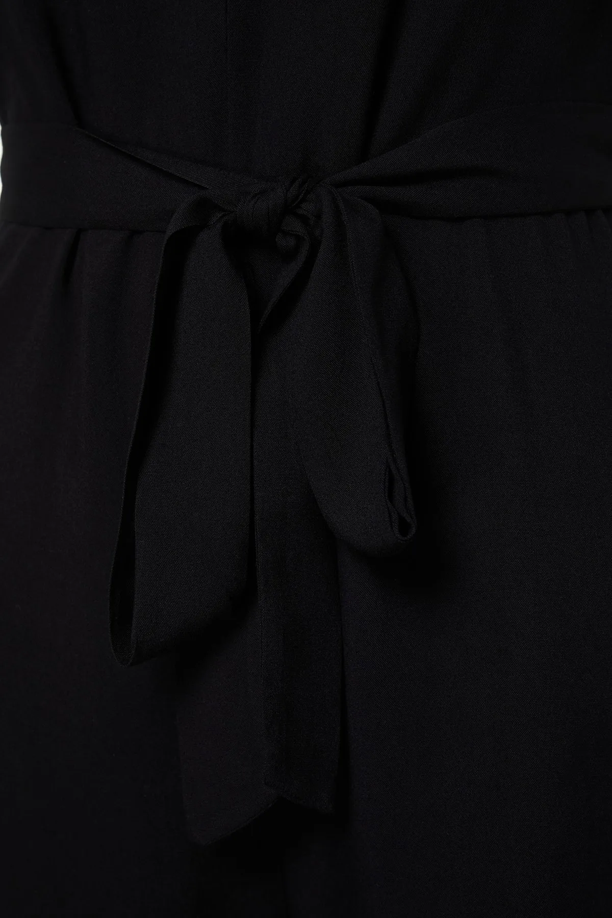 Trendyol Curve  Schwarzer gewebter Overall mit Gürtel TBSSS22TU0184