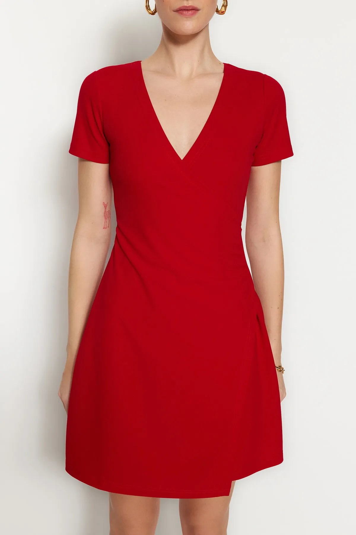 Trendyol Collection  Rotes, zweireihiges Mini-Strickkleid aus Krepp in A-Linie mit Kragen TWOSS23EL01703