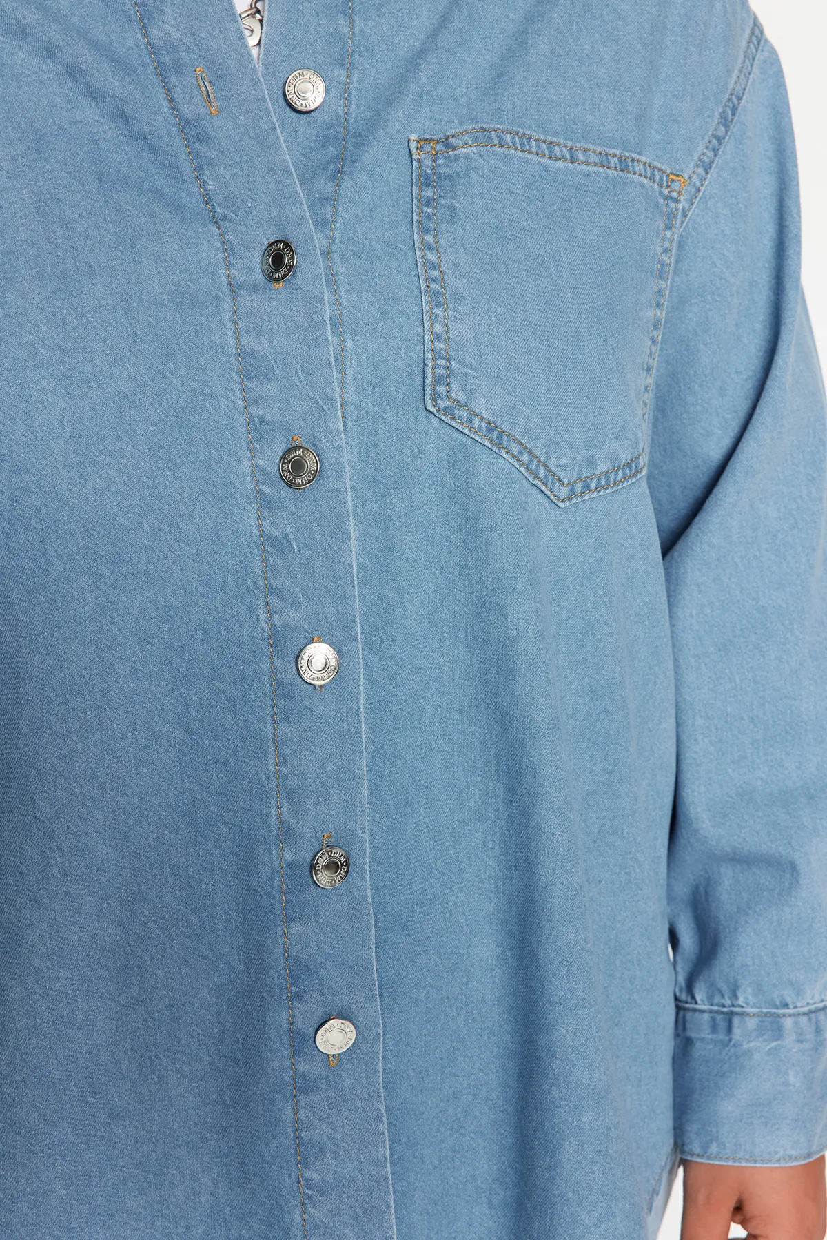 Trendyol Curve  Hellblaues Oversize-Jeanshemd TBBAW24AX00016