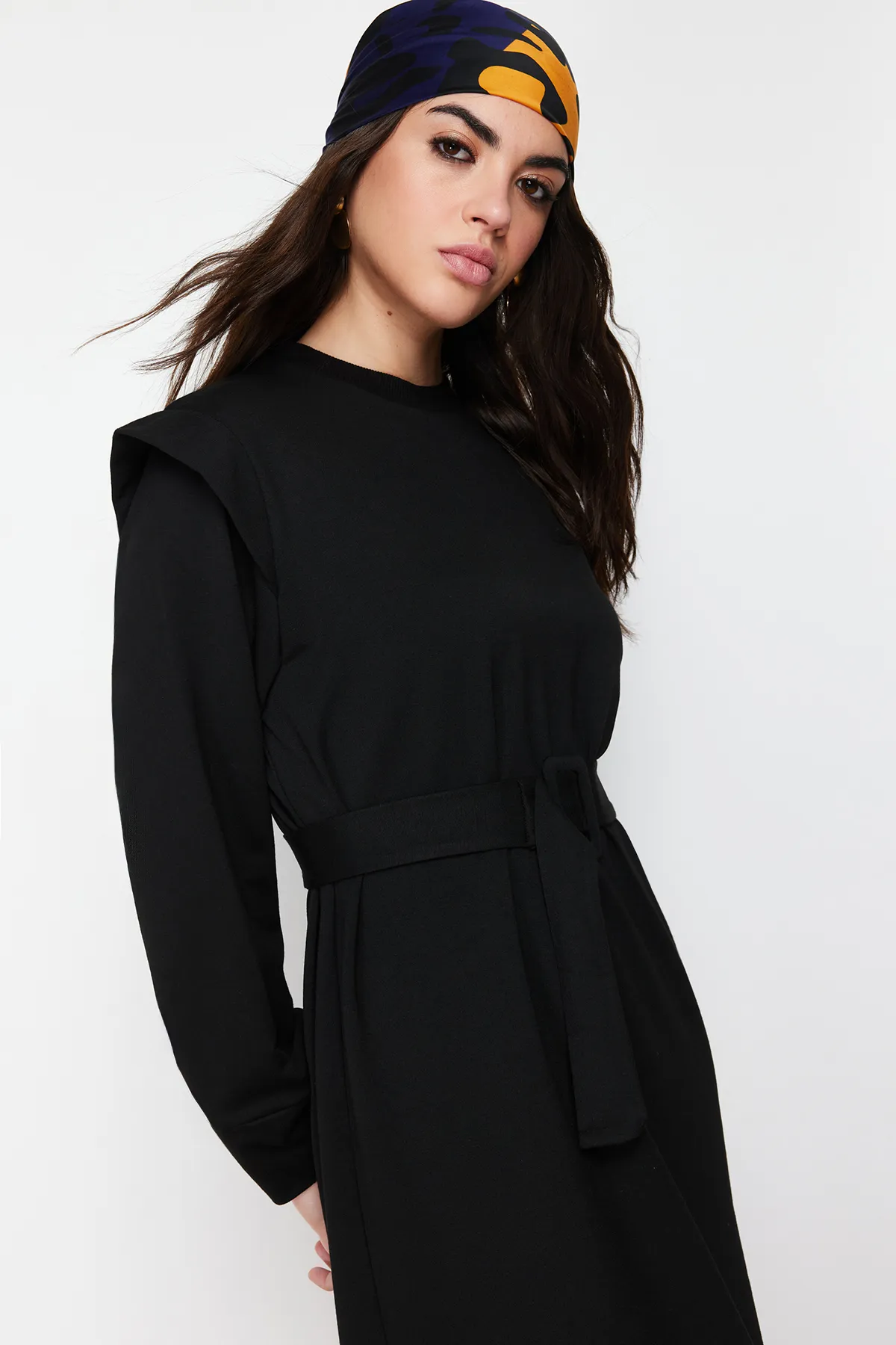 Trendyol Modest  Schwarzes Strickkleid mit Gürtel und Schulterdetail TCTSS24EB00120