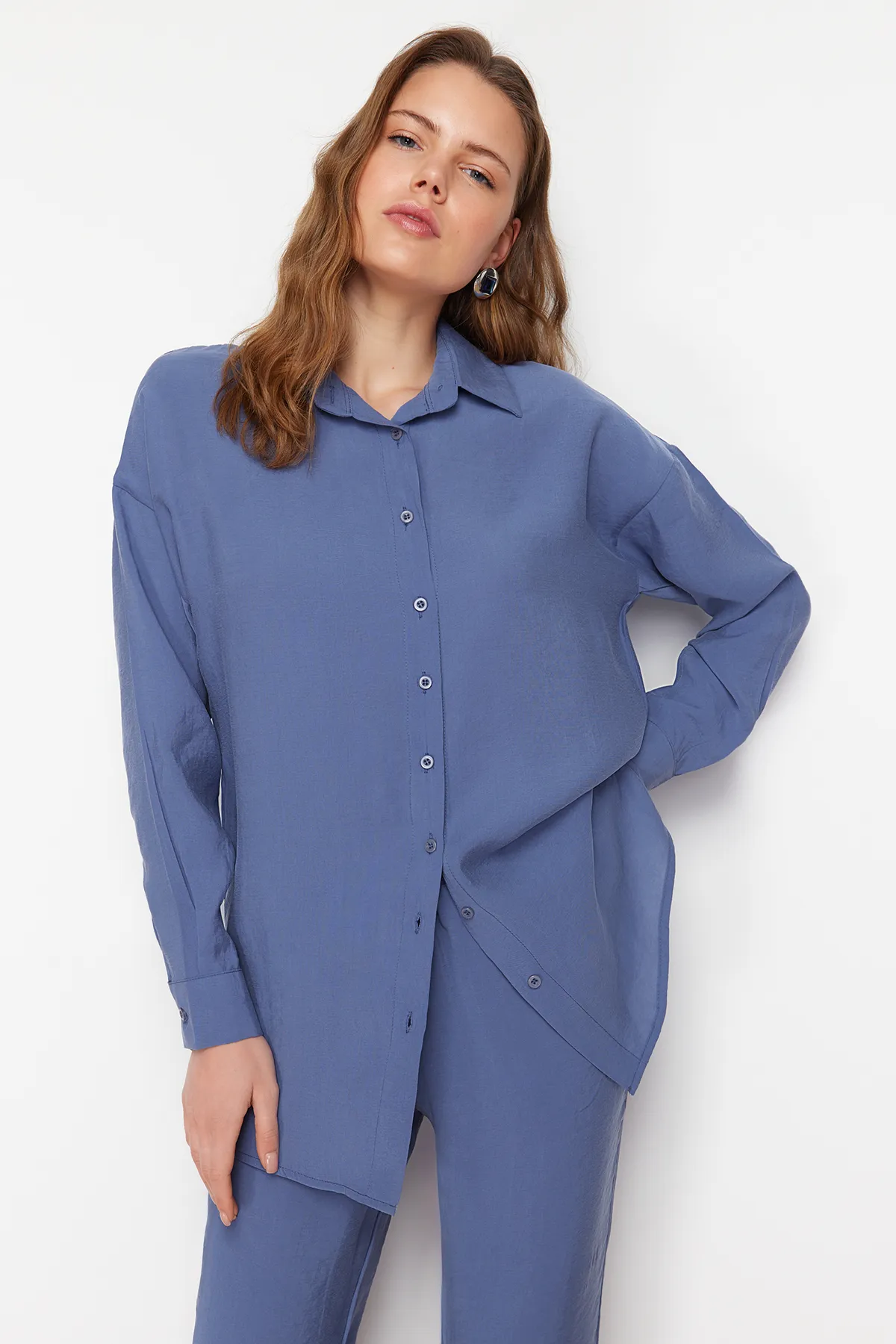 Trendyol Modest  Blaues Set aus gewebtem Modalstoff mit Hemd und Hose unten TCTSS24US00058