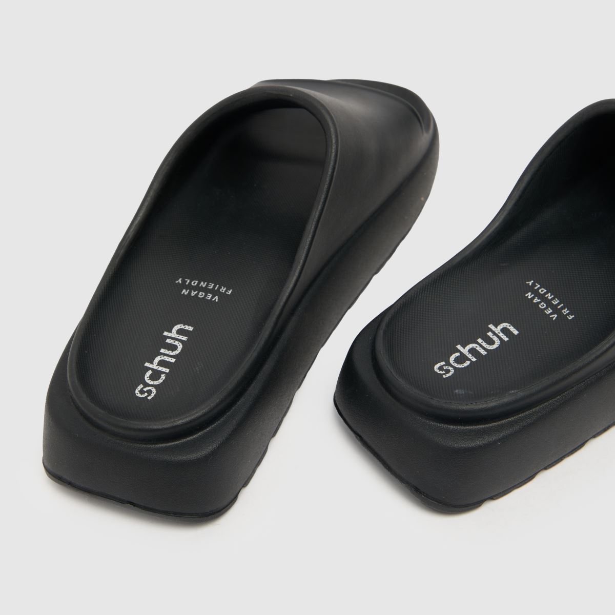 Schuh Tatia sandali z drsnikom in všitim vložkom v črni barvi