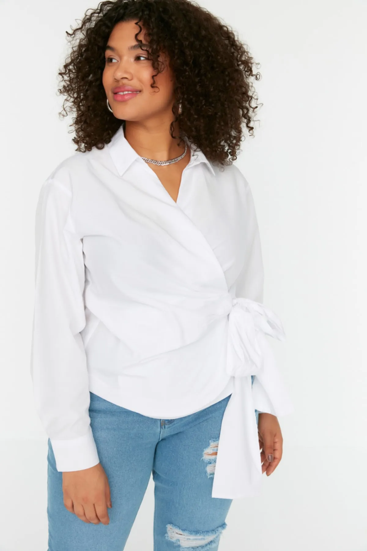 Trendyol Curve  Weißes zweireihiges gewebtes Hemd mit Krawattendetail TBBSS22GO0628