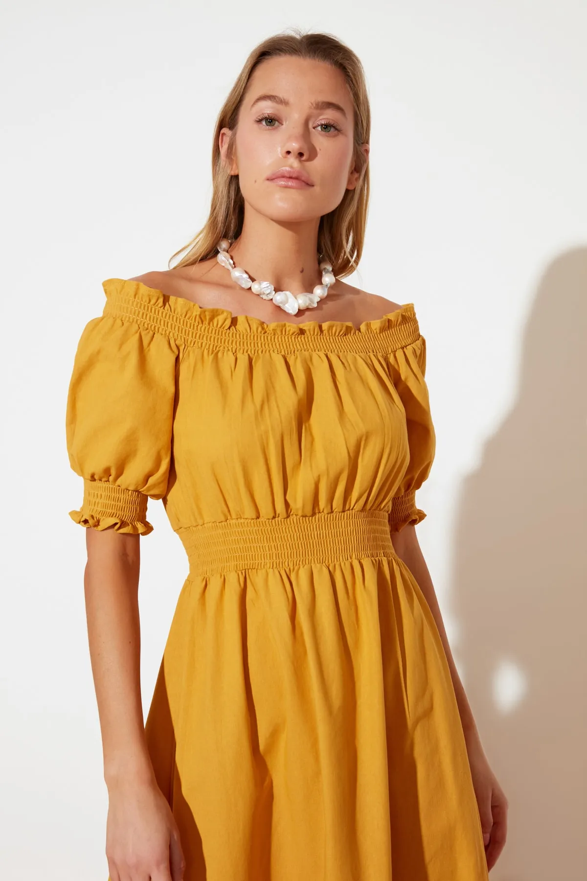 Trendyol Collection  Kamelfarbenes Midi-Gimped-Webkleid mit Taille TWOSS21EL1967