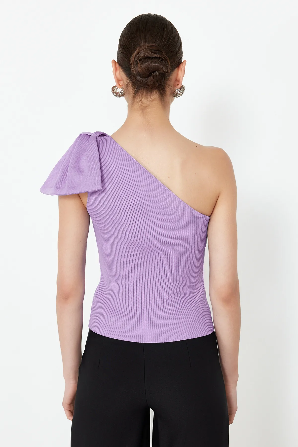 Trendyol Collection  Lila Strickbluse mit Schleife und einem Ärmel TPRSS22BZ0166