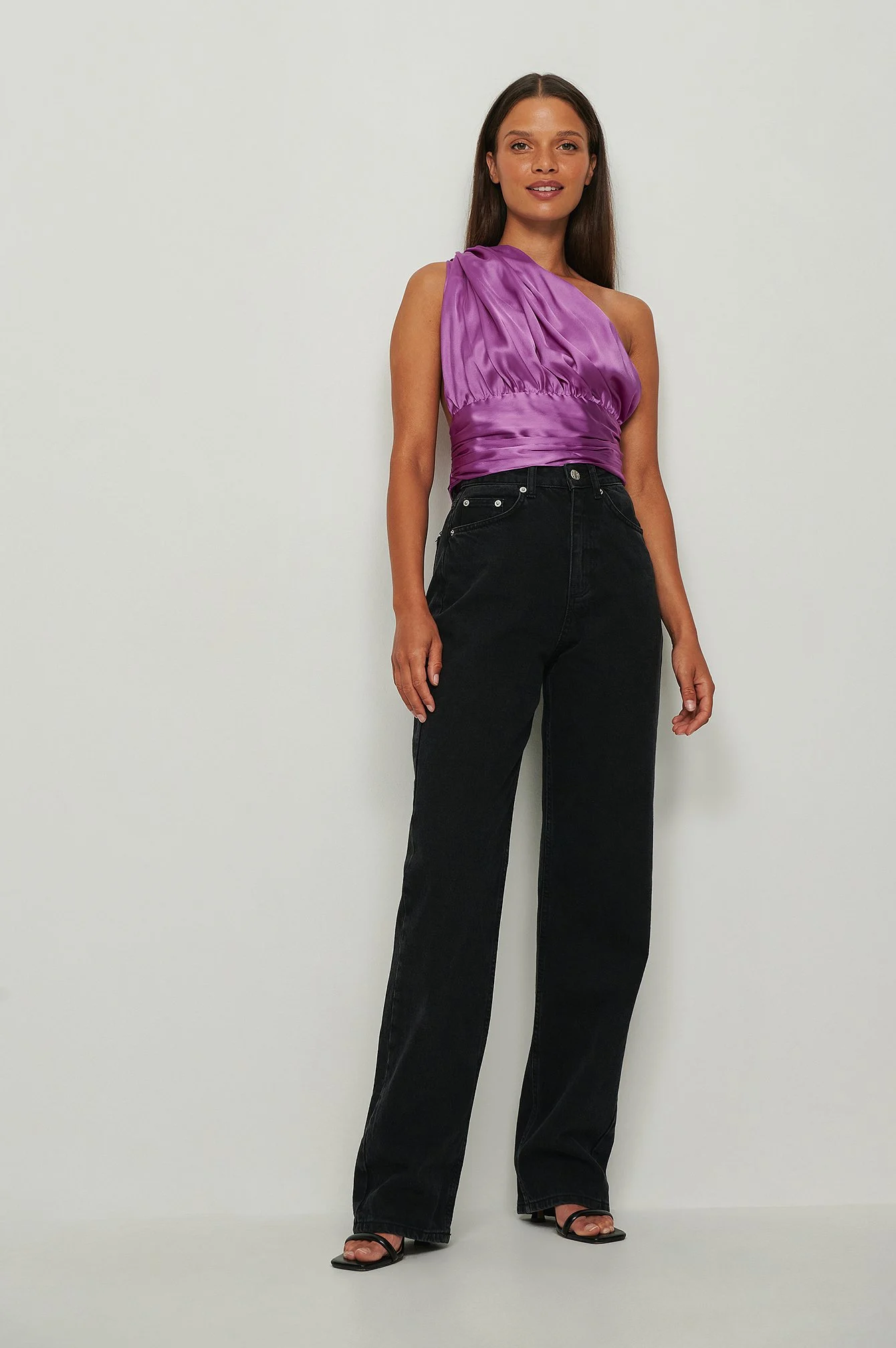 Recyceltes Satin-Oberteil mit geraffter Taille