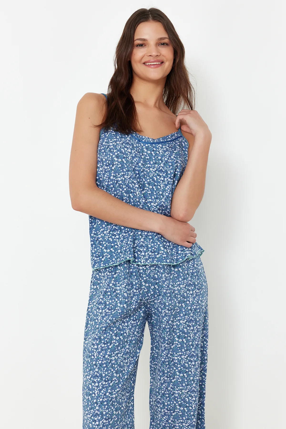 Trendyol Collection  Nachtwäsche-Set mit blauen Blumenmustern und Kordelriemen, 100 % Baumwolle – THMSS24PT00307