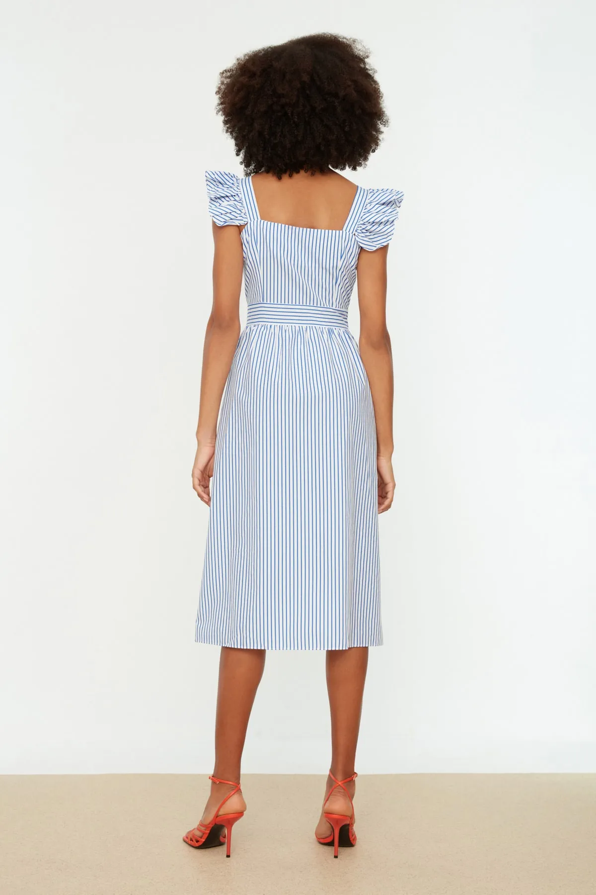 Trendyol Collection  Blaues, gewebtes Kleid mit Rüschenkragen und detailliertem, gestreiftem Midi-Hemd