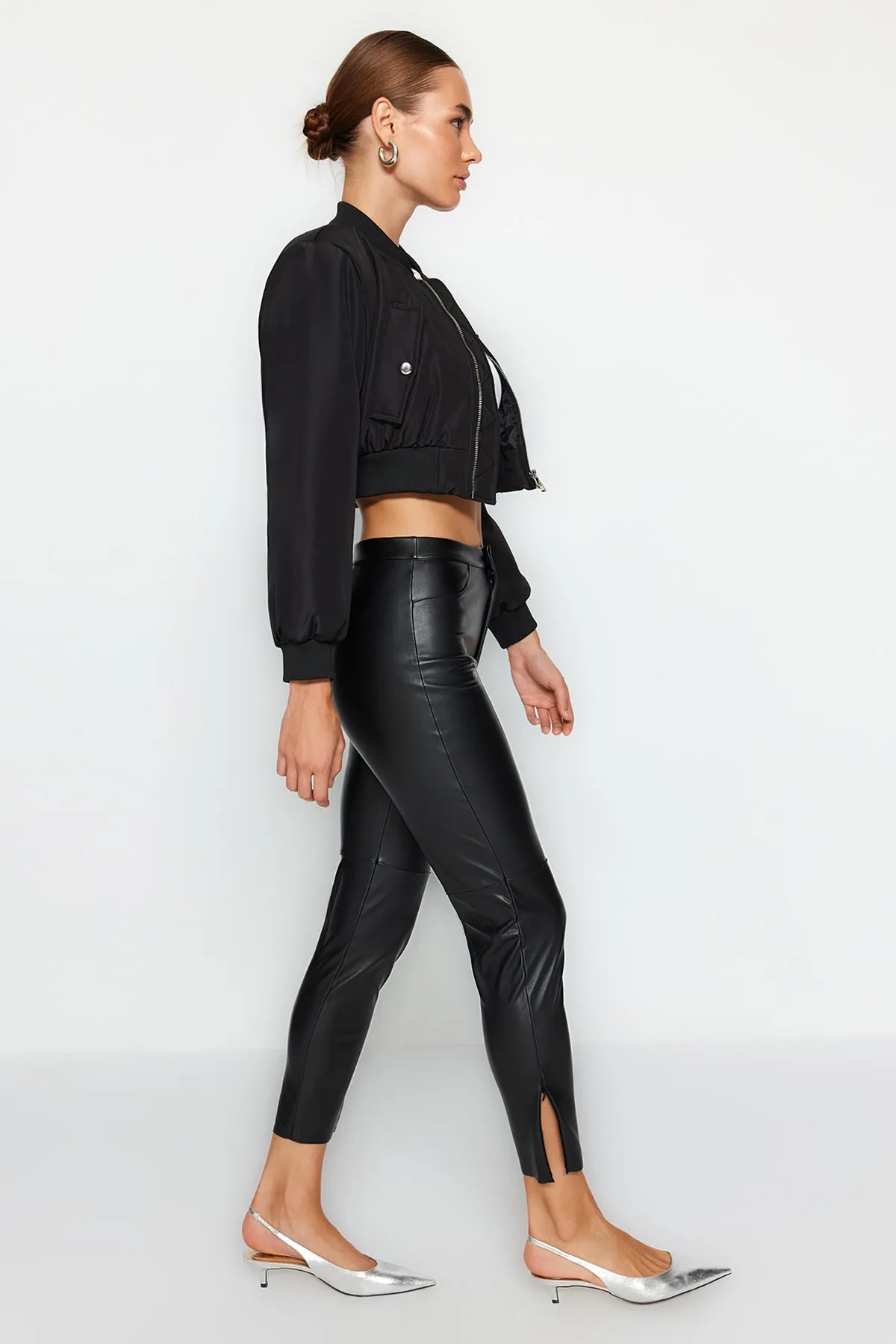 Trendyol Collection  Schwarze, innen hochgezogene Strickhose aus Kunstleder mit hohem Bund und schmaler Passform TWOAW24PL00102