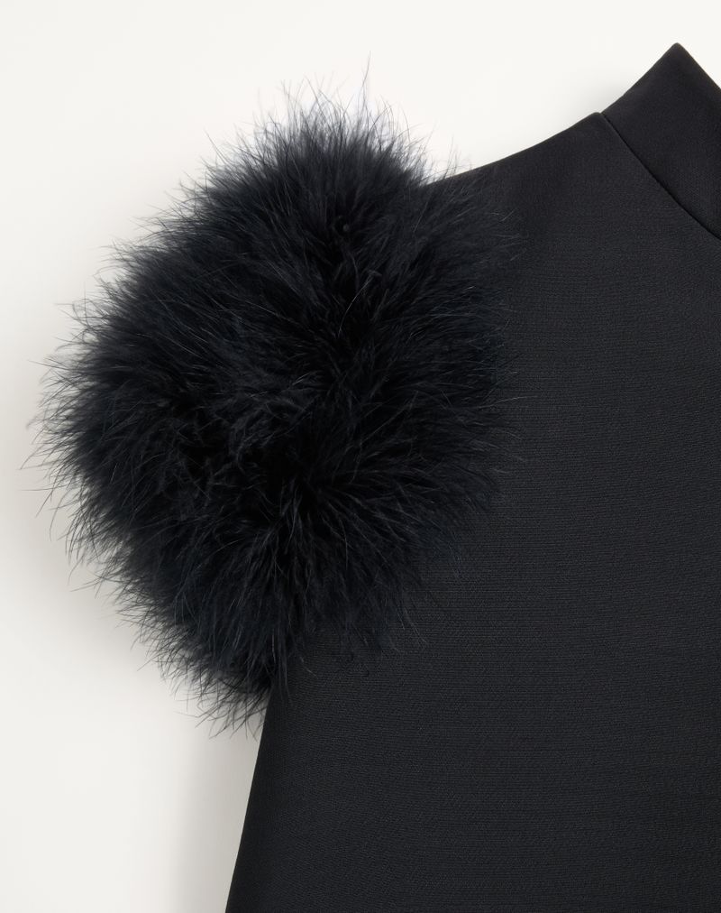 Vestido curto de crepe de alta costura com penas