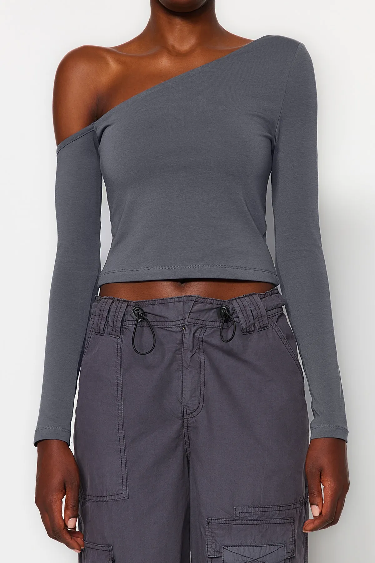 Trendyol Collection  Anthrazitfarbene One-Shoulder-Baumwollbluse mit dehnbarer Passform und kurzem Schnitt TWOAW24BZ00099