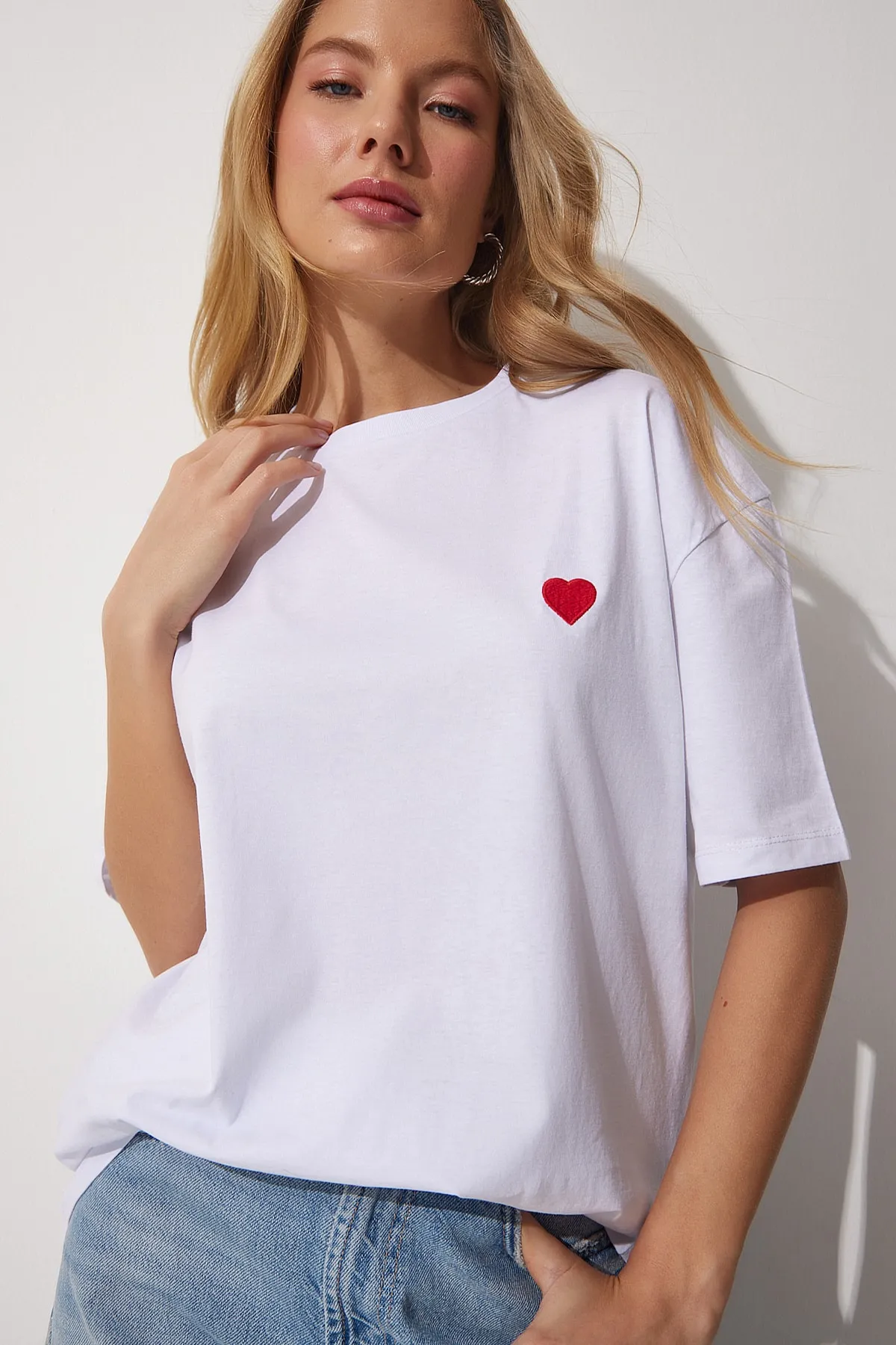 Happiness İstanbul  Weißes Oversize-T-Shirt aus Baumwolle mit Herzstickerei für Damen CR00405