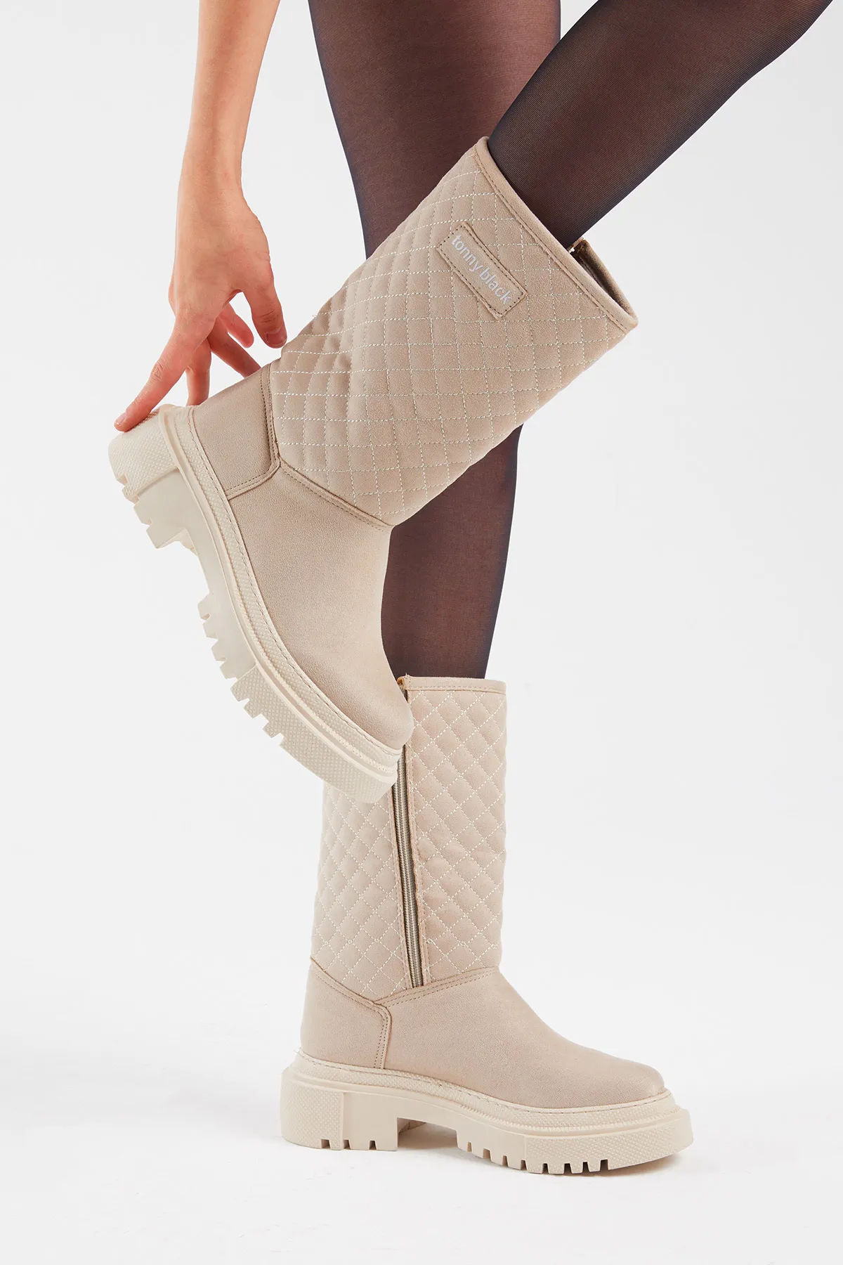 Tonny Black  Cremefarbene, gesteppte, gemusterte, bequeme lange Damenstiefel aus Wildleder