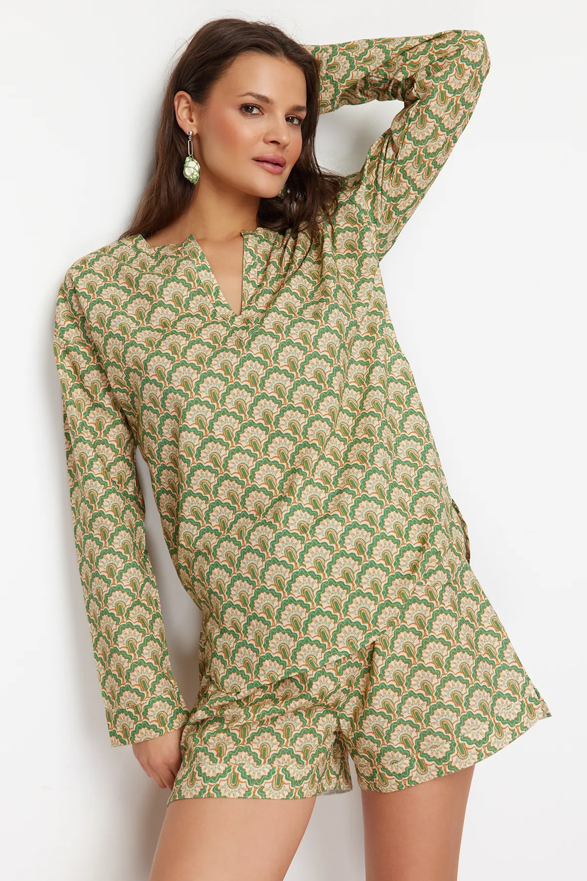 Trendyol Collection  Set aus gewebter Bluse und Shorts mit ethnischem Muster TBESS24AU00052